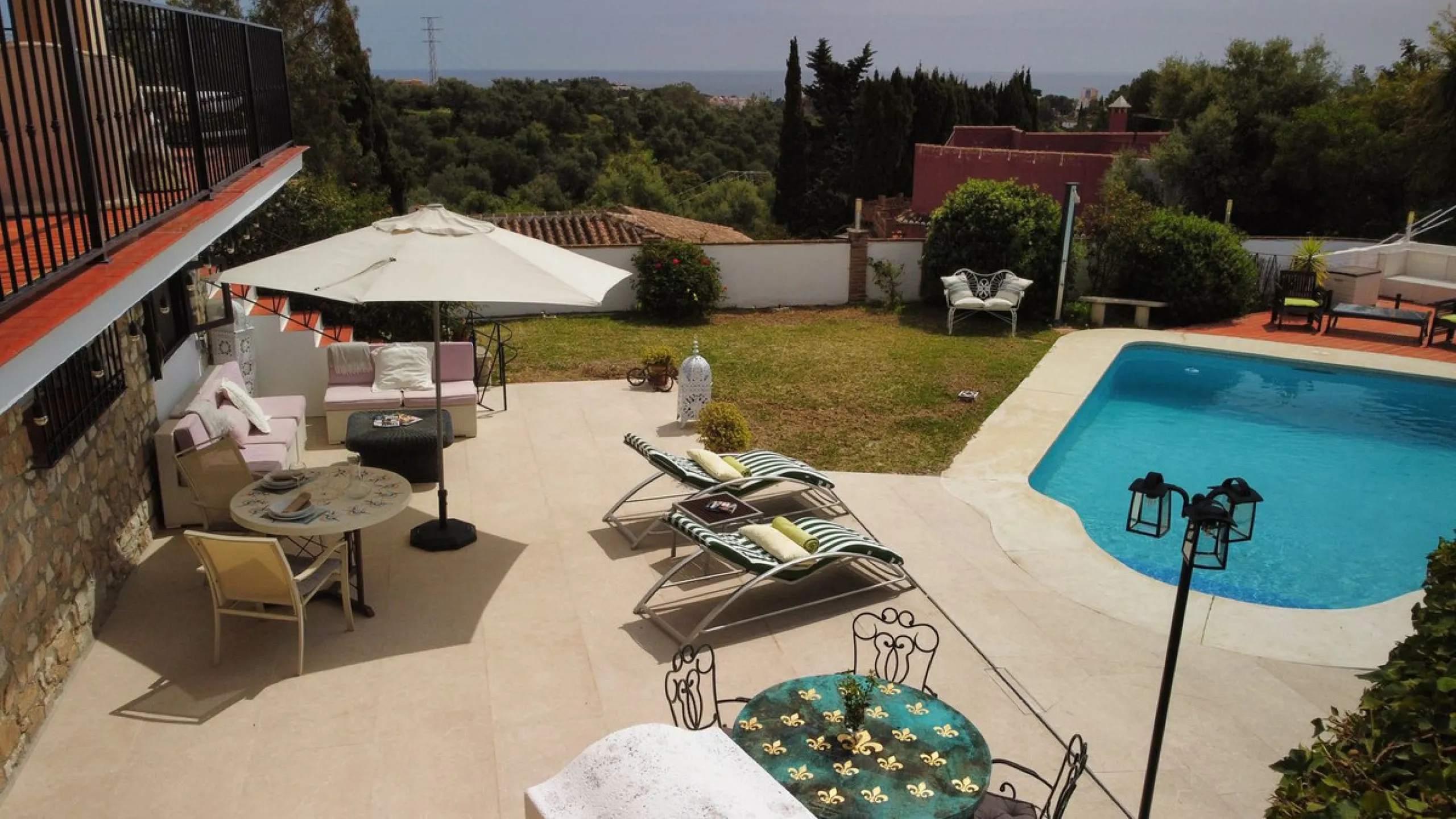 Welcome to this detached villa located in the highly sought-after area of Mijas, offering breathtaking views of sea and mountain…an enviable location, and a multitude of desirable features. Situated on a tranquil urbanization, this property spans across t