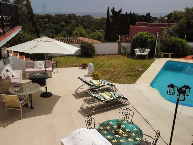 Welcome to this detached villa located in the highly sought-after area of Mijas, offering breathtaking views of sea and mountain…an enviable location, and a multitude of desirable features. Situated on a tranquil urbanization, this property spans across t