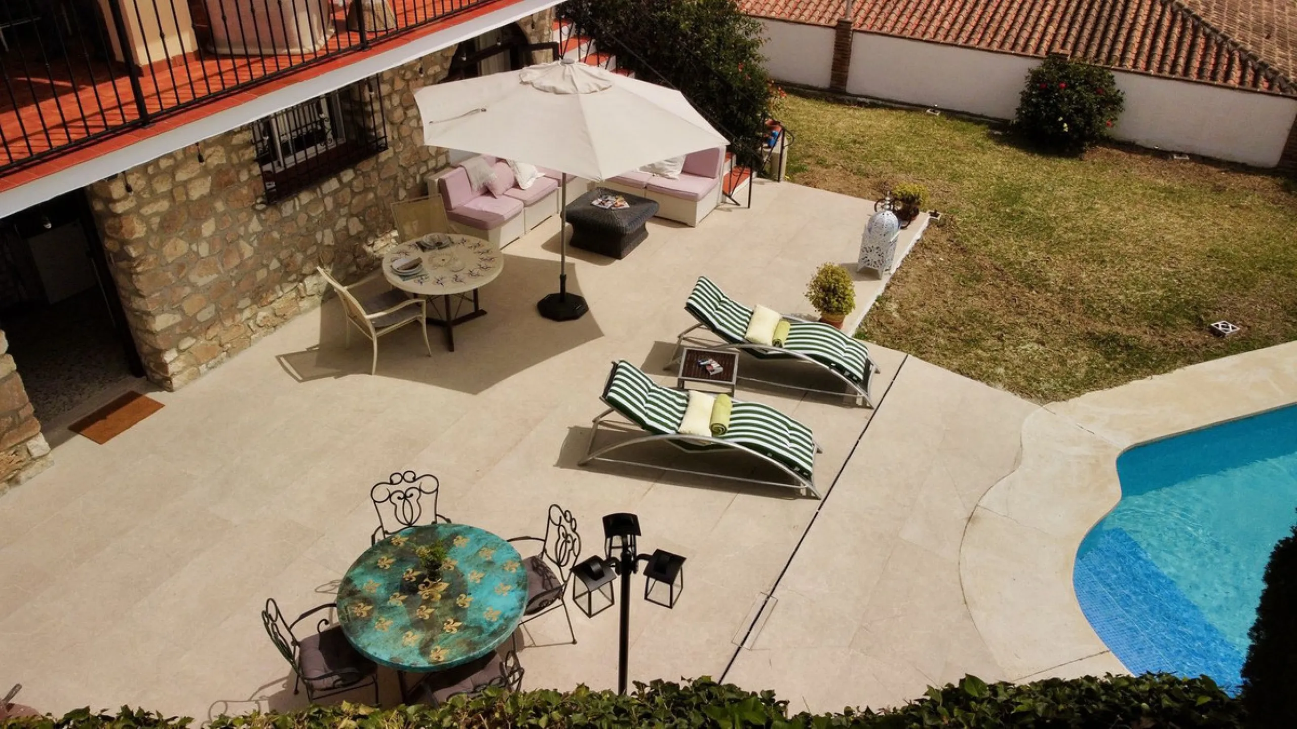 Welcome to this detached villa located in the highly sought-after area of Mijas, offering breathtaking views of sea and mountain…an enviable location, and a multitude of desirable features. Situated on a tranquil urbanization, this property spans across t