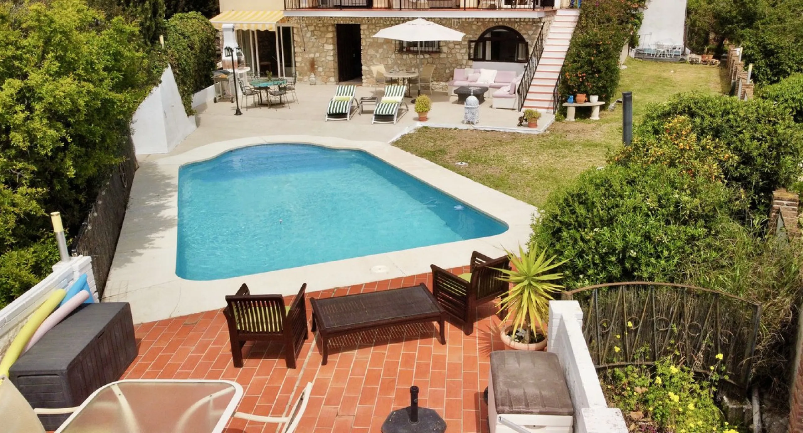 Welcome to this detached villa located in the highly sought-after area of Mijas, offering breathtaking views of sea and mountain…an enviable location, and a multitude of desirable features. Situated on a tranquil urbanization, this property spans across t