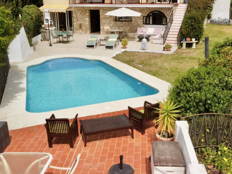 Welcome to this detached villa located in the highly sought-after area of Mijas, offering breathtaking views of sea and mountain…an enviable location, and a multitude of desirable features. Situated on a tranquil urbanization, this property spans across t