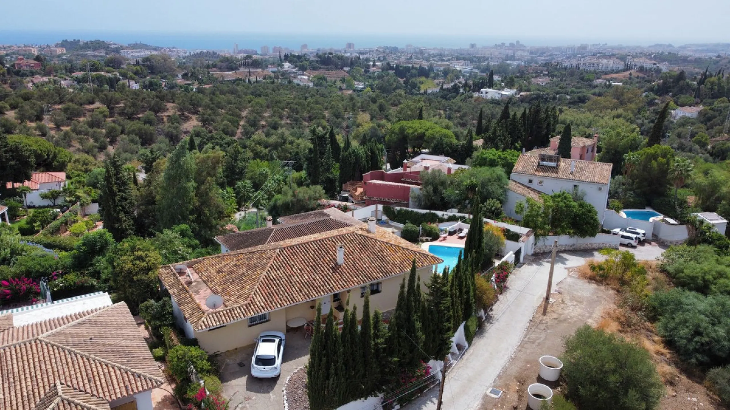 Welcome to this detached villa located in the highly sought-after area of Mijas, offering breathtaking views of sea and mountain…an enviable location, and a multitude of desirable features. Situated on a tranquil urbanization, this property spans across t