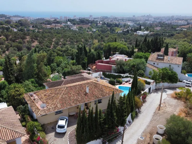 Welcome to this detached villa located in the highly sought-after area of Mijas, offering breathtaking views of sea and mountain…an enviable location, and a multitude of desirable features. Situated on a tranquil urbanization, this property spans across t