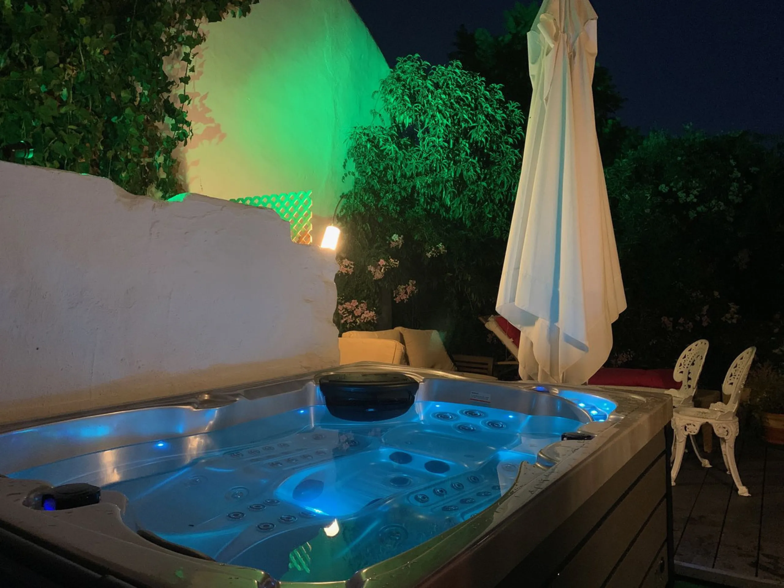 Welcome to this detached villa located in the highly sought-after area of Mijas, offering breathtaking views of sea and mountain…an enviable location, and a multitude of desirable features. Situated on a tranquil urbanization, this property spans across t