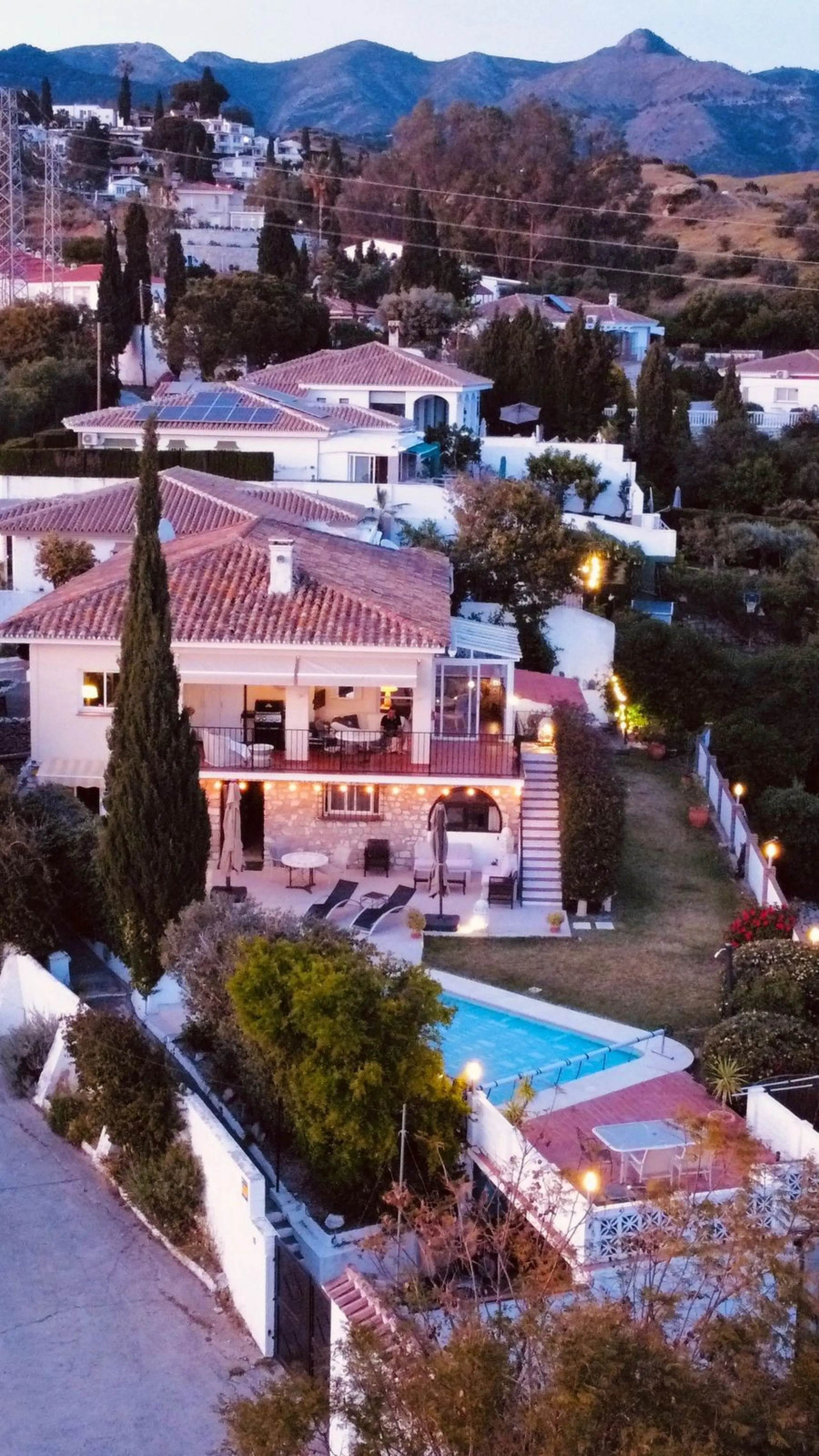Welcome to this detached villa located in the highly sought-after area of Mijas, offering breathtaking views of sea and mountain…an enviable location, and a multitude of desirable features. Situated on a tranquil urbanization, this property spans across t