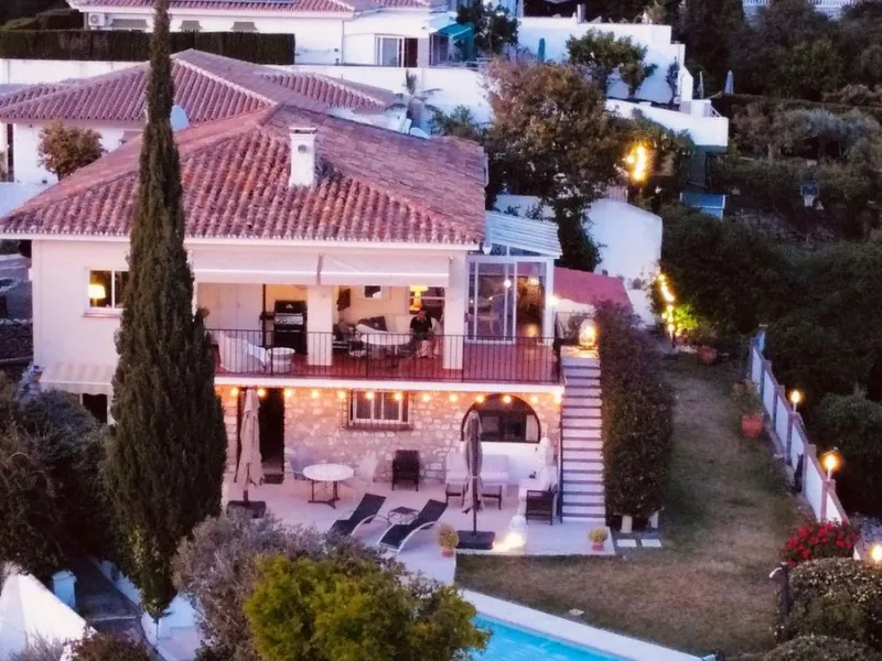 Welcome to this detached villa located in the highly sought-after area of Mijas, offering breathtaking views of sea and mountain…an enviable location, and a multitude of desirable features. Situated on a tranquil urbanization, this property spans across t