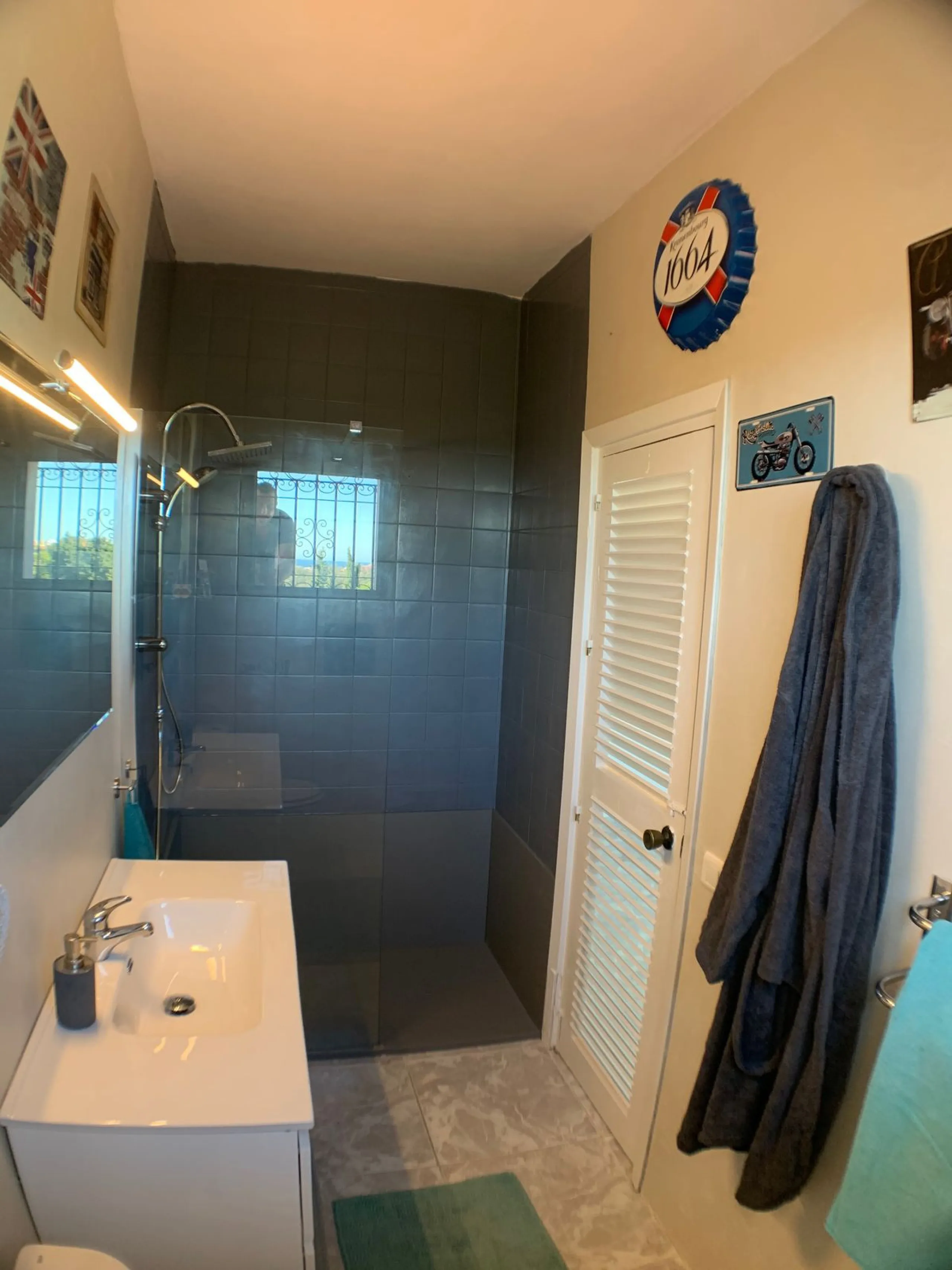 Welcome to this detached villa located in the highly sought-after area of Mijas, offering breathtaking views of sea and mountain…an enviable location, and a multitude of desirable features. Situated on a tranquil urbanization, this property spans across t