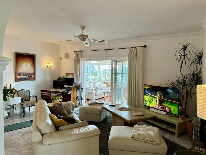 Welcome to this detached villa located in the highly sought-after area of Mijas, offering breathtaking views of sea and mountain…an enviable location, and a multitude of desirable features. Situated on a tranquil urbanization, this property spans across t