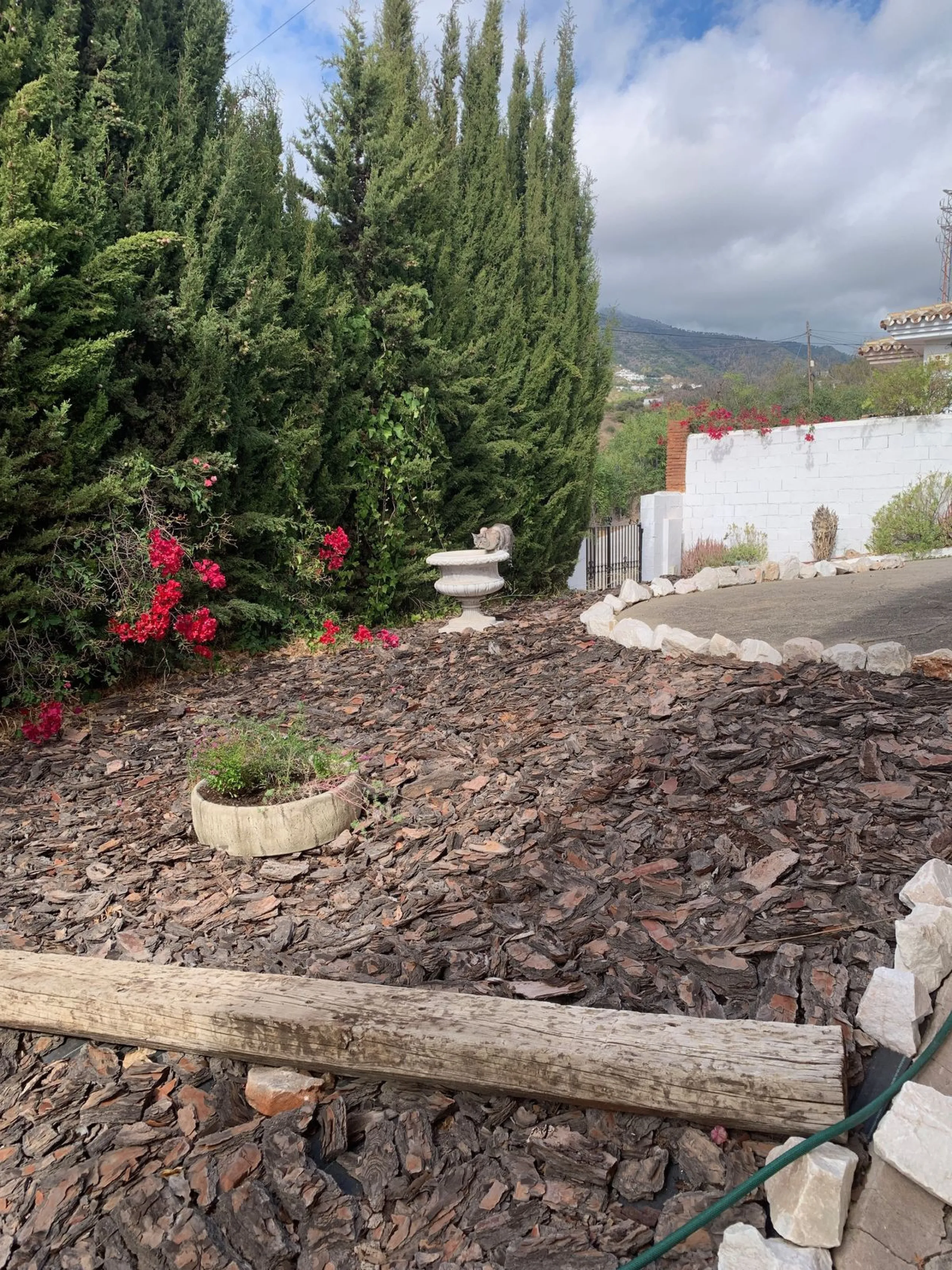 Welcome to this detached villa located in the highly sought-after area of Mijas, offering breathtaking views of sea and mountain…an enviable location, and a multitude of desirable features. Situated on a tranquil urbanization, this property spans across t