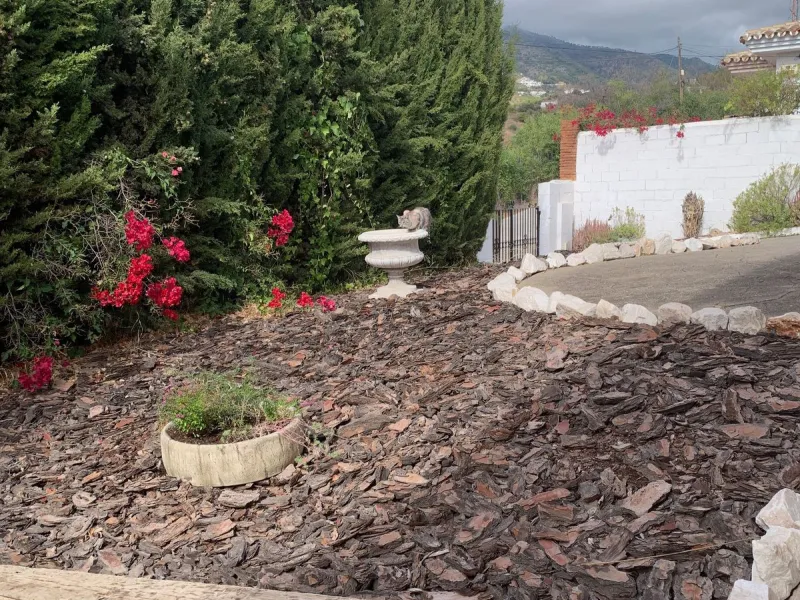 Welcome to this detached villa located in the highly sought-after area of Mijas, offering breathtaking views of sea and mountain…an enviable location, and a multitude of desirable features. Situated on a tranquil urbanization, this property spans across t