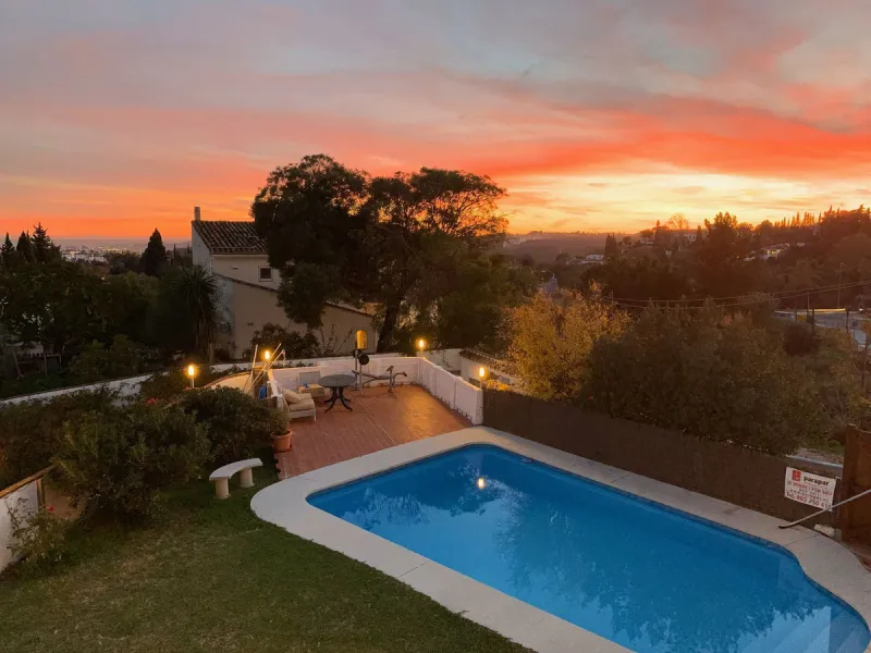 Welcome to this detached villa located in the highly sought-after area of Mijas, offering breathtaking views of sea and mountain…an enviable location, and a multitude of desirable features. Situated on a tranquil urbanization, this property spans across t
