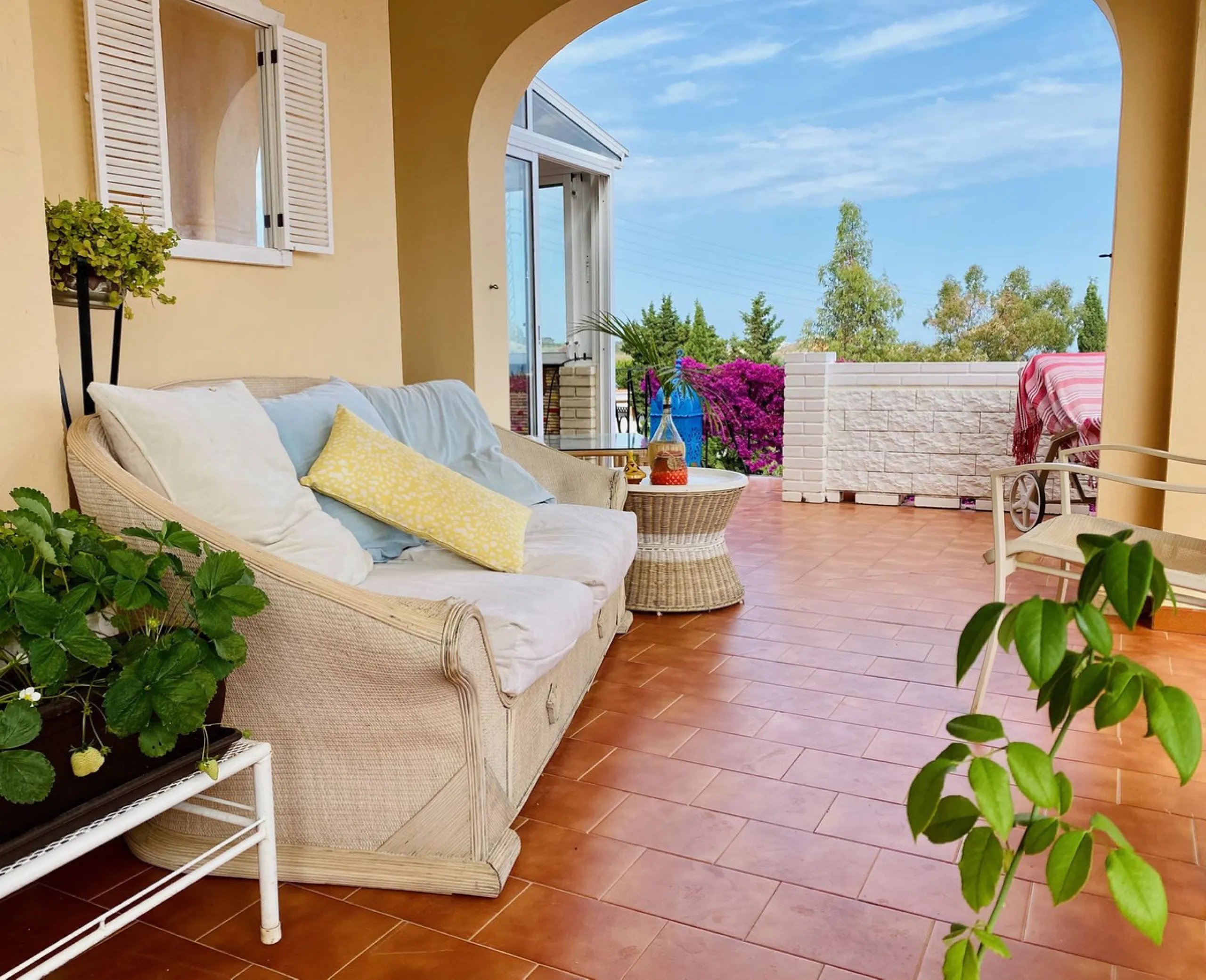 Welcome to this detached villa located in the highly sought-after area of Mijas, offering breathtaking views of sea and mountain…an enviable location, and a multitude of desirable features. Situated on a tranquil urbanization, this property spans across t
