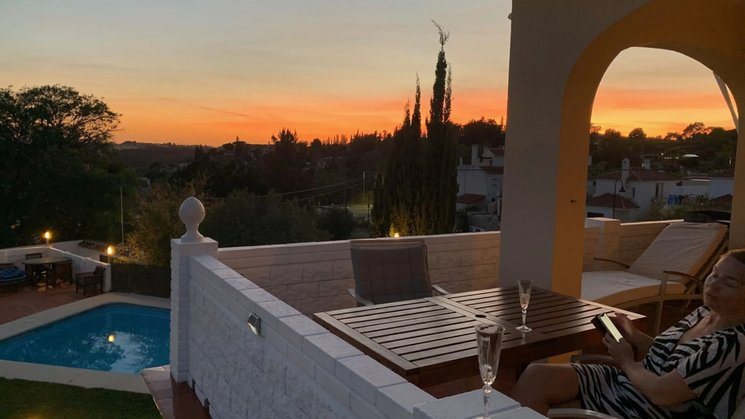 Welcome to this detached villa located in the highly sought-after area of Mijas, offering breathtaking views of sea and mountain…an enviable location, and a multitude of desirable features. Situated on a tranquil urbanization, this property spans across t