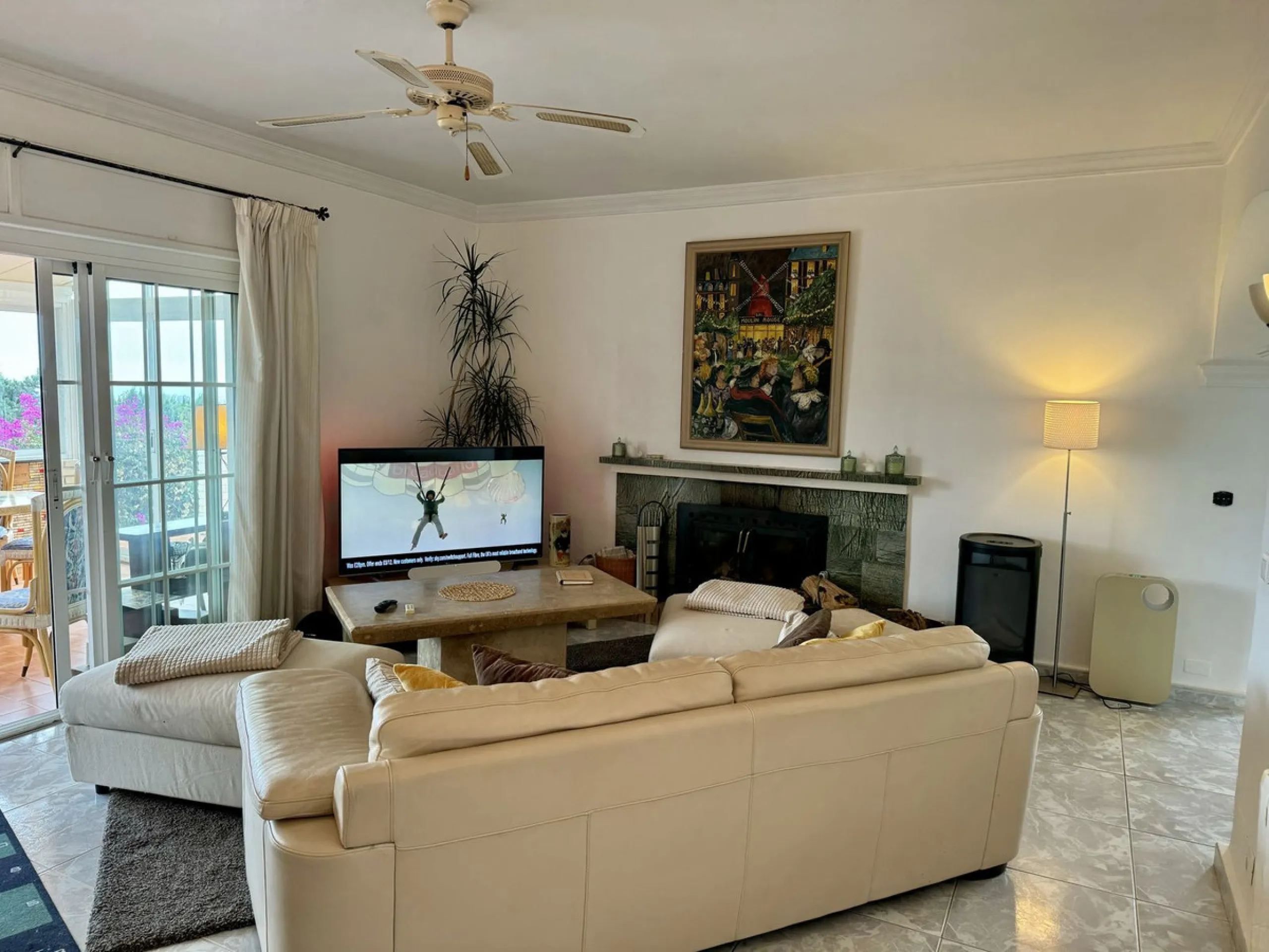 Welcome to this detached villa located in the highly sought-after area of Mijas, offering breathtaking views of sea and mountain…an enviable location, and a multitude of desirable features. Situated on a tranquil urbanization, this property spans across t