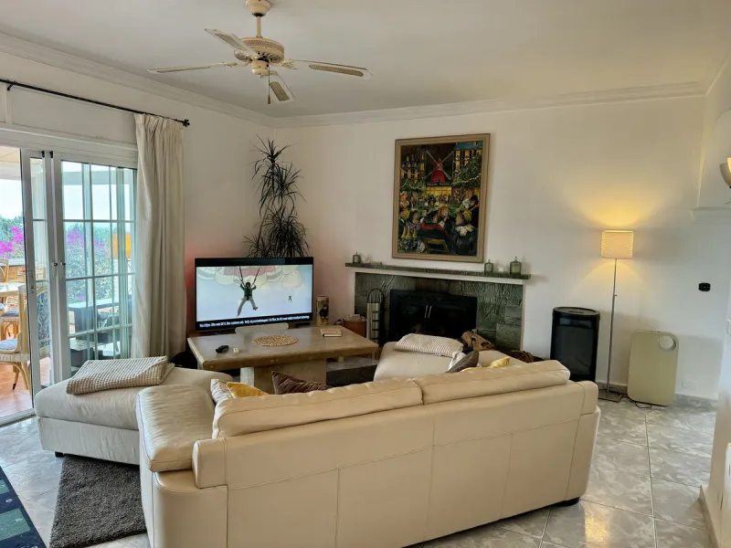 Welcome to this detached villa located in the highly sought-after area of Mijas, offering breathtaking views of sea and mountain…an enviable location, and a multitude of desirable features. Situated on a tranquil urbanization, this property spans across t