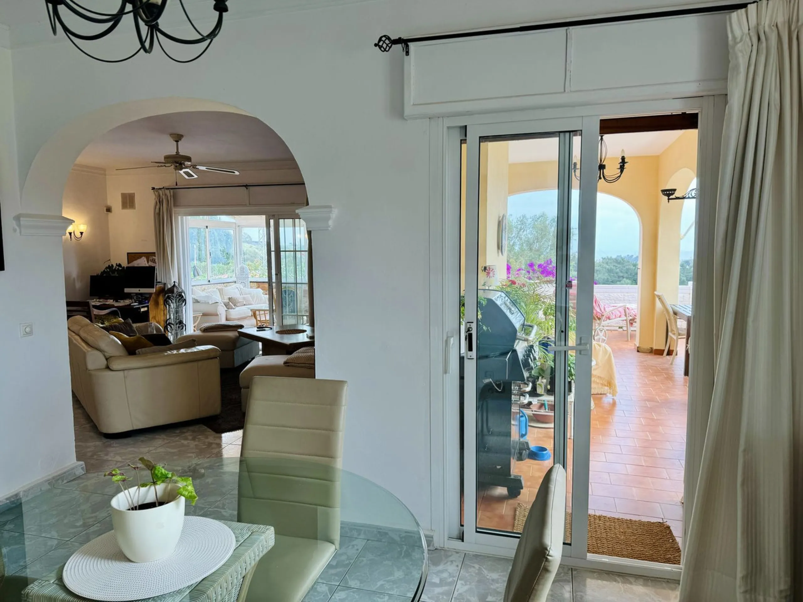 Welcome to this detached villa located in the highly sought-after area of Mijas, offering breathtaking views of sea and mountain…an enviable location, and a multitude of desirable features. Situated on a tranquil urbanization, this property spans across t