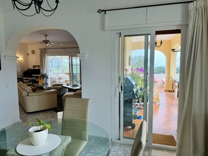 Welcome to this detached villa located in the highly sought-after area of Mijas, offering breathtaking views of sea and mountain…an enviable location, and a multitude of desirable features. Situated on a tranquil urbanization, this property spans across t