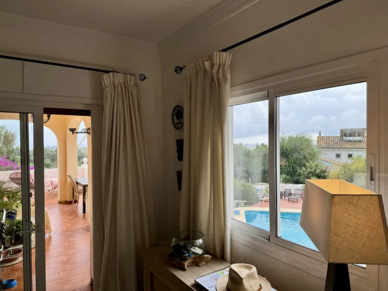 Welcome to this detached villa located in the highly sought-after area of Mijas, offering breathtaking views of sea and mountain…an enviable location, and a multitude of desirable features. Situated on a tranquil urbanization, this property spans across t