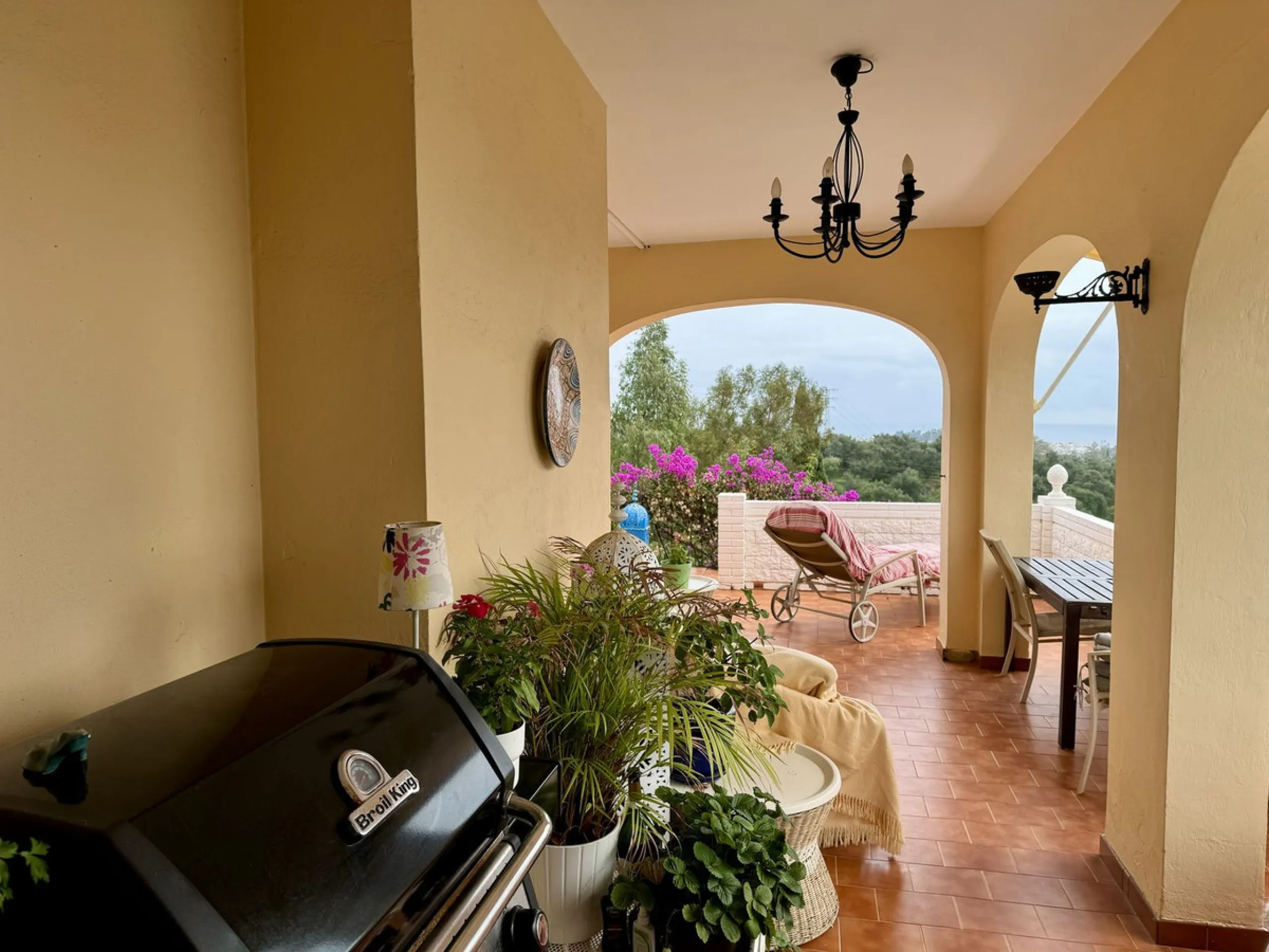 Welcome to this detached villa located in the highly sought-after area of Mijas, offering breathtaking views of sea and mountain…an enviable location, and a multitude of desirable features. Situated on a tranquil urbanization, this property spans across t