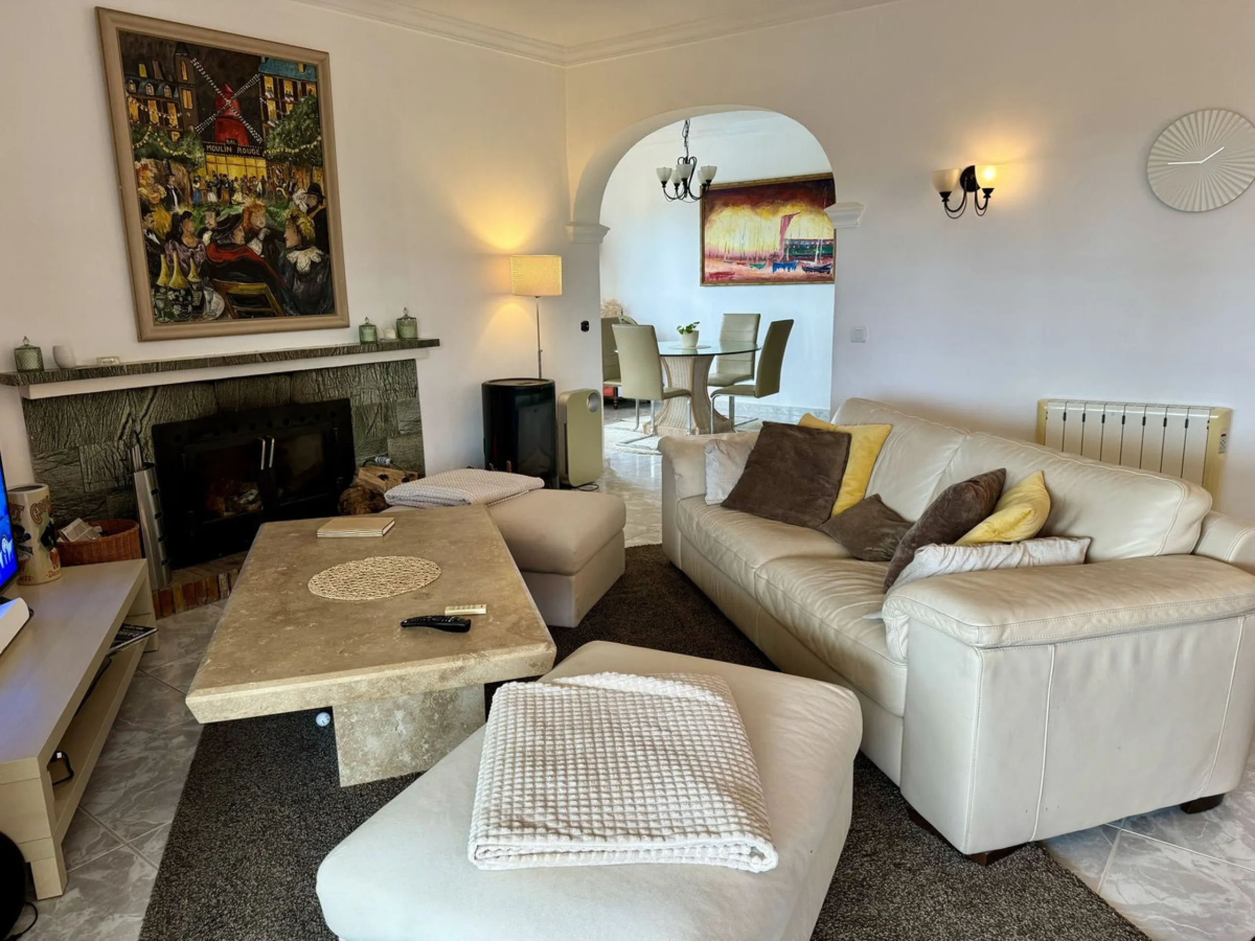 Welcome to this detached villa located in the highly sought-after area of Mijas, offering breathtaking views of sea and mountain…an enviable location, and a multitude of desirable features. Situated on a tranquil urbanization, this property spans across t