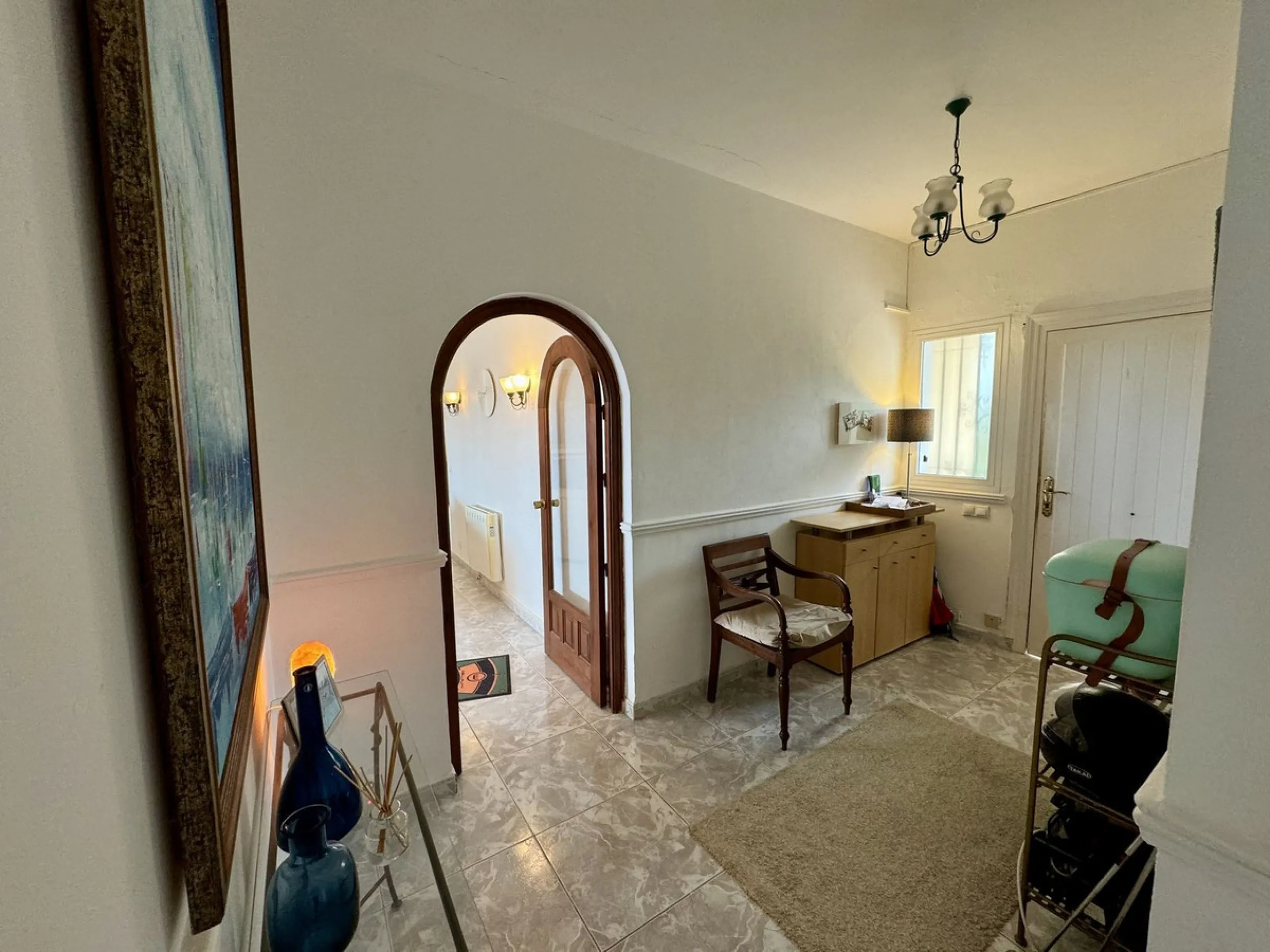 Welcome to this detached villa located in the highly sought-after area of Mijas, offering breathtaking views of sea and mountain…an enviable location, and a multitude of desirable features. Situated on a tranquil urbanization, this property spans across t