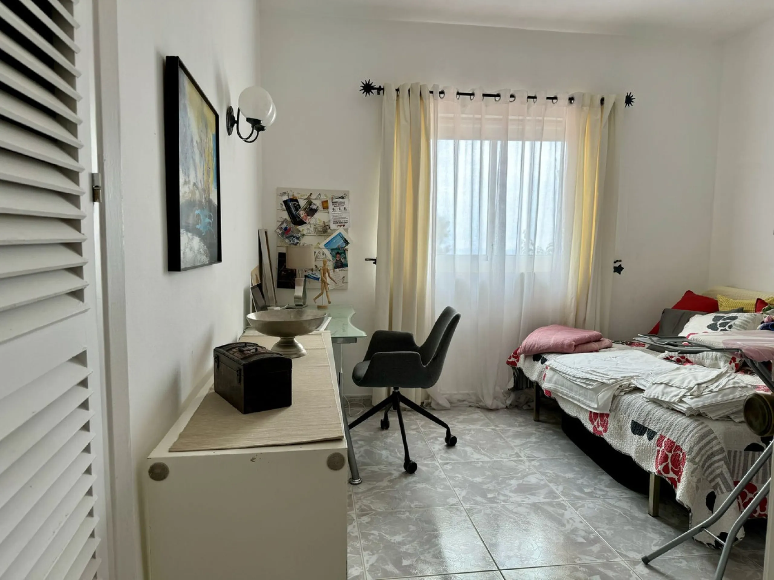 Welcome to this detached villa located in the highly sought-after area of Mijas, offering breathtaking views of sea and mountain…an enviable location, and a multitude of desirable features. Situated on a tranquil urbanization, this property spans across t