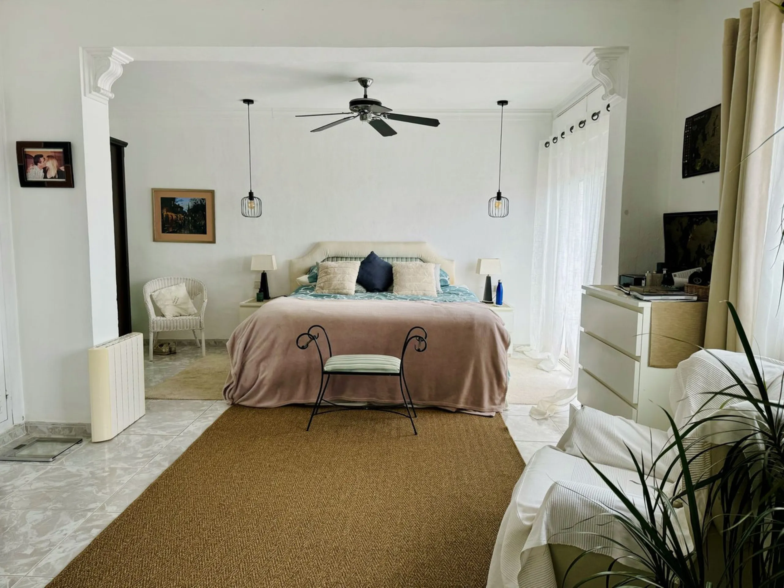Welcome to this detached villa located in the highly sought-after area of Mijas, offering breathtaking views of sea and mountain…an enviable location, and a multitude of desirable features. Situated on a tranquil urbanization, this property spans across t