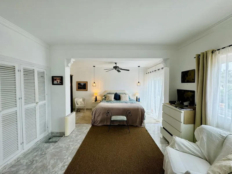 Welcome to this detached villa located in the highly sought-after area of Mijas, offering breathtaking views of sea and mountain…an enviable location, and a multitude of desirable features. Situated on a tranquil urbanization, this property spans across t