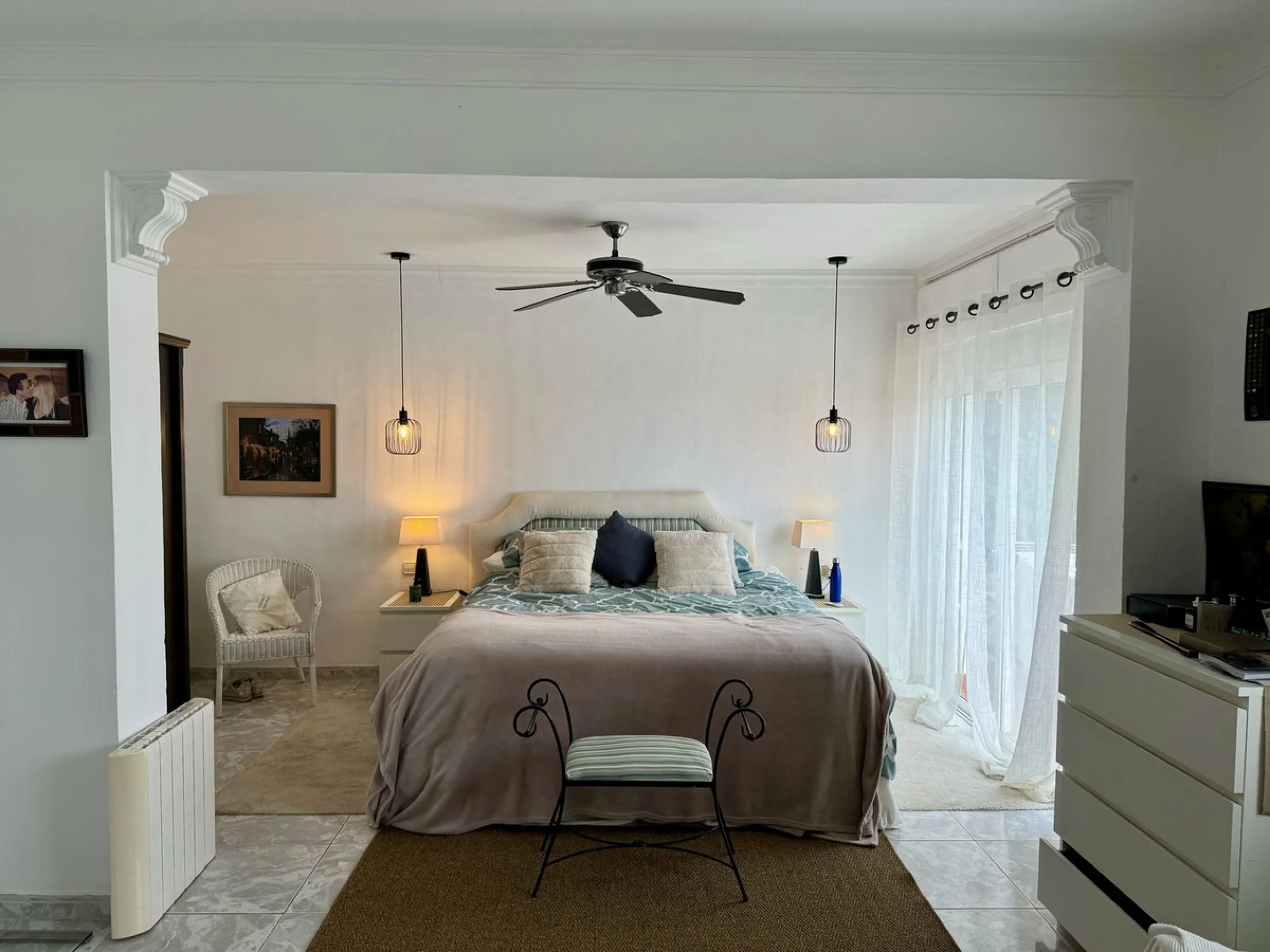 Welcome to this detached villa located in the highly sought-after area of Mijas, offering breathtaking views of sea and mountain…an enviable location, and a multitude of desirable features. Situated on a tranquil urbanization, this property spans across t