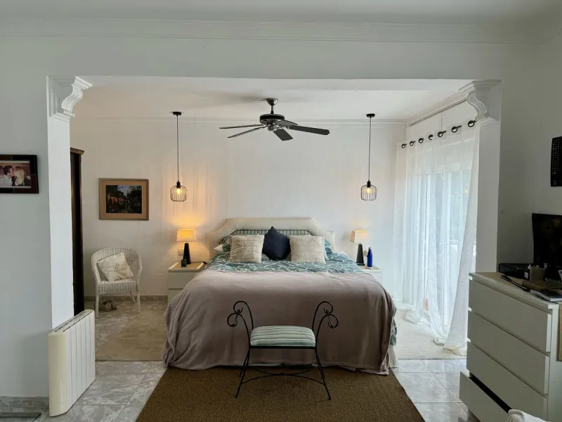 Welcome to this detached villa located in the highly sought-after area of Mijas, offering breathtaking views of sea and mountain…an enviable location, and a multitude of desirable features. Situated on a tranquil urbanization, this property spans across t