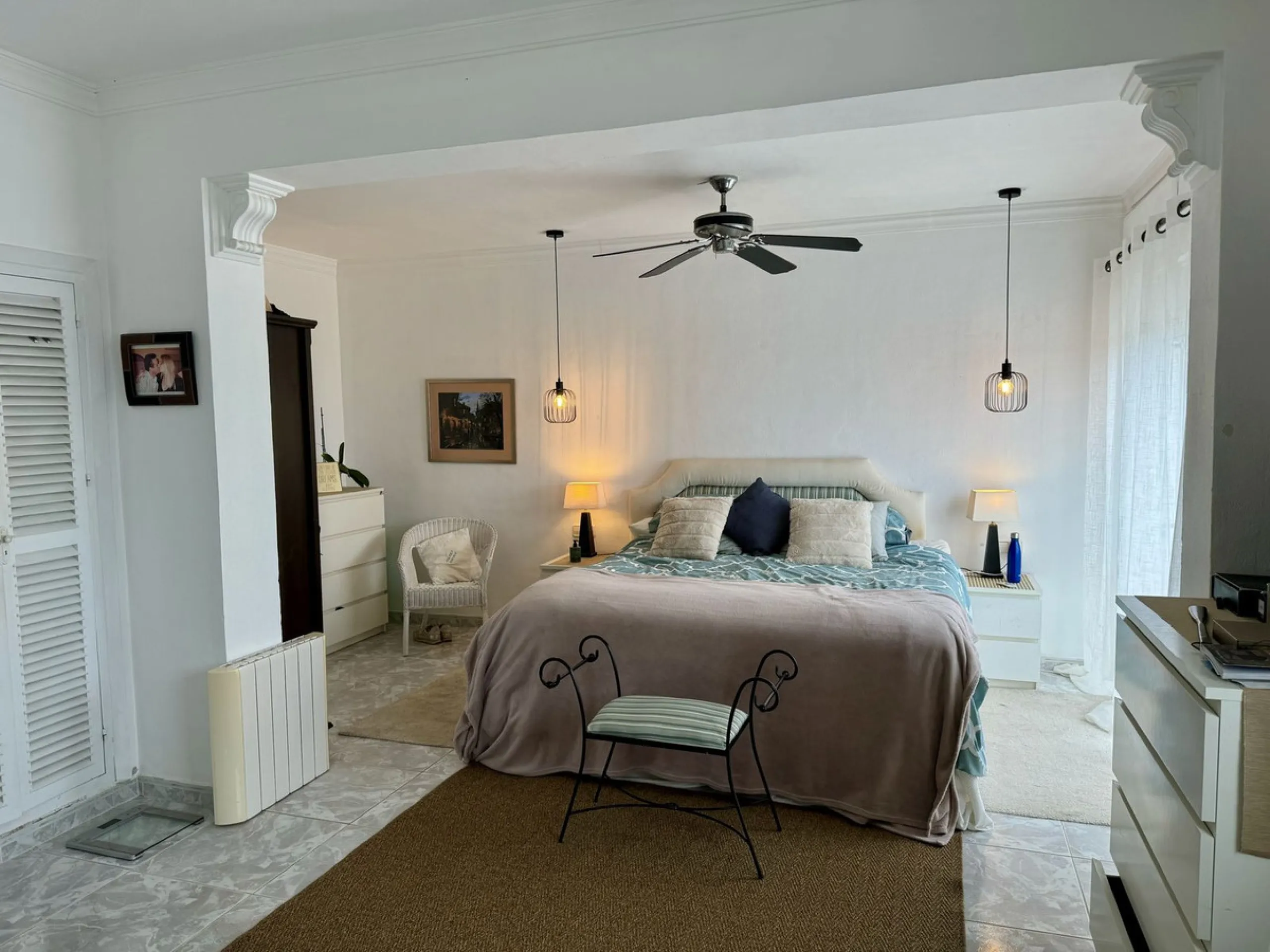 Welcome to this detached villa located in the highly sought-after area of Mijas, offering breathtaking views of sea and mountain…an enviable location, and a multitude of desirable features. Situated on a tranquil urbanization, this property spans across t