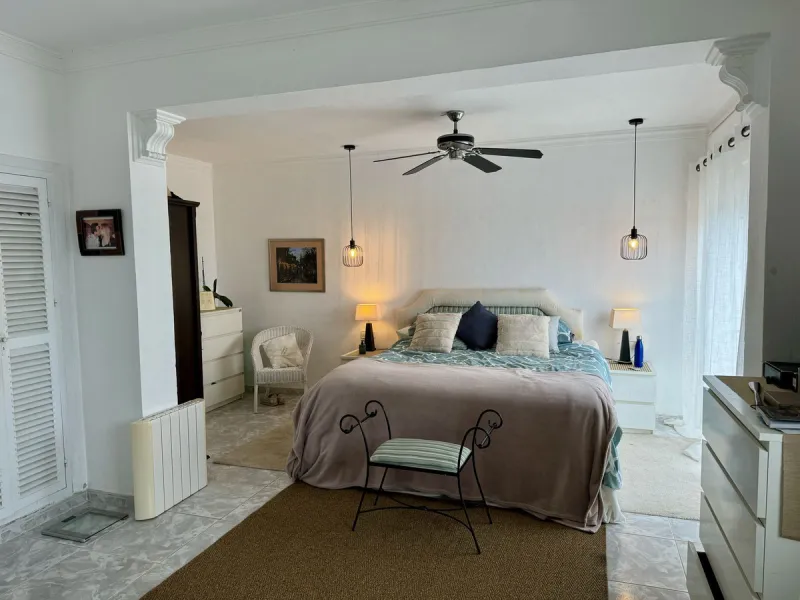 Welcome to this detached villa located in the highly sought-after area of Mijas, offering breathtaking views of sea and mountain…an enviable location, and a multitude of desirable features. Situated on a tranquil urbanization, this property spans across t