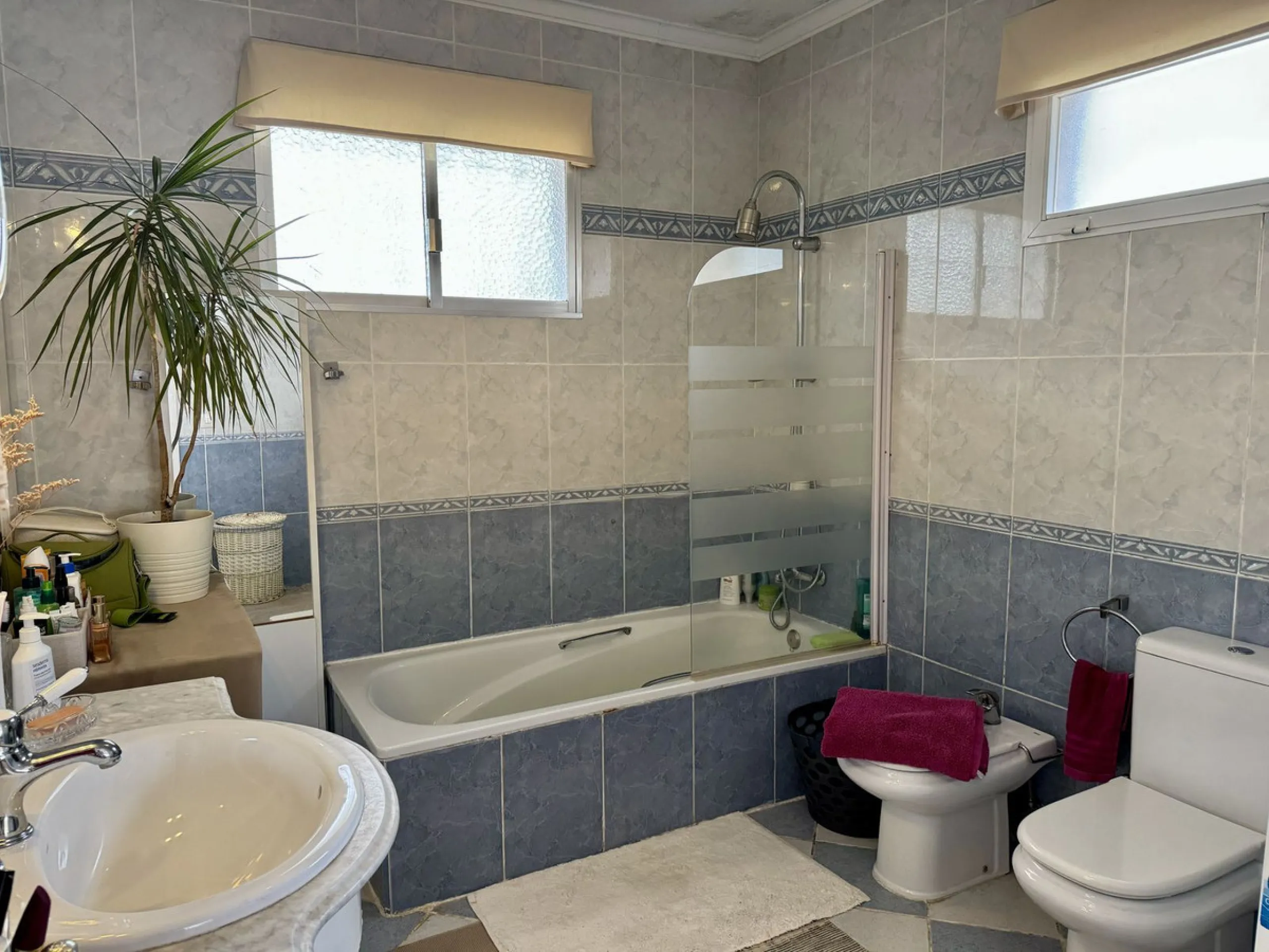 Welcome to this detached villa located in the highly sought-after area of Mijas, offering breathtaking views of sea and mountain…an enviable location, and a multitude of desirable features. Situated on a tranquil urbanization, this property spans across t
