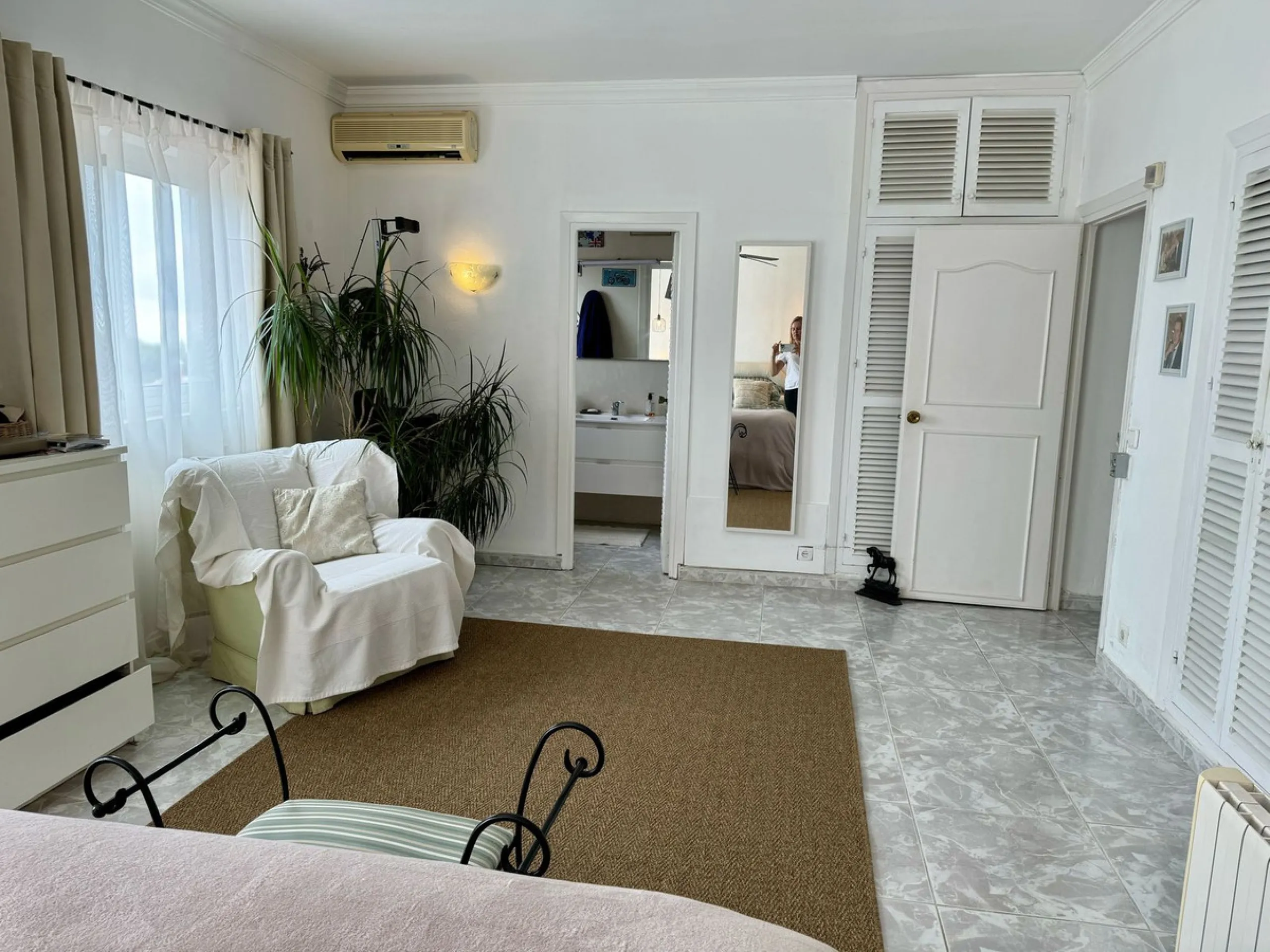 Welcome to this detached villa located in the highly sought-after area of Mijas, offering breathtaking views of sea and mountain…an enviable location, and a multitude of desirable features. Situated on a tranquil urbanization, this property spans across t