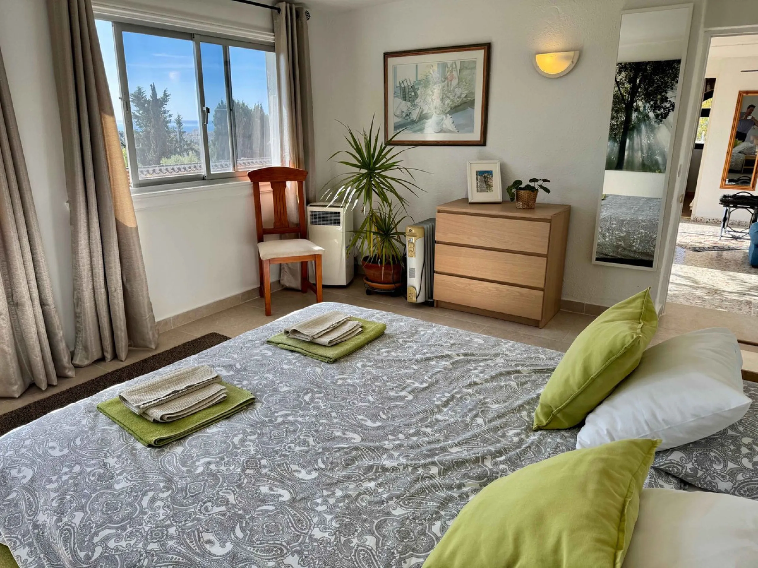 Welcome to this detached villa located in the highly sought-after area of Mijas, offering breathtaking views of sea and mountain…an enviable location, and a multitude of desirable features. Situated on a tranquil urbanization, this property spans across t