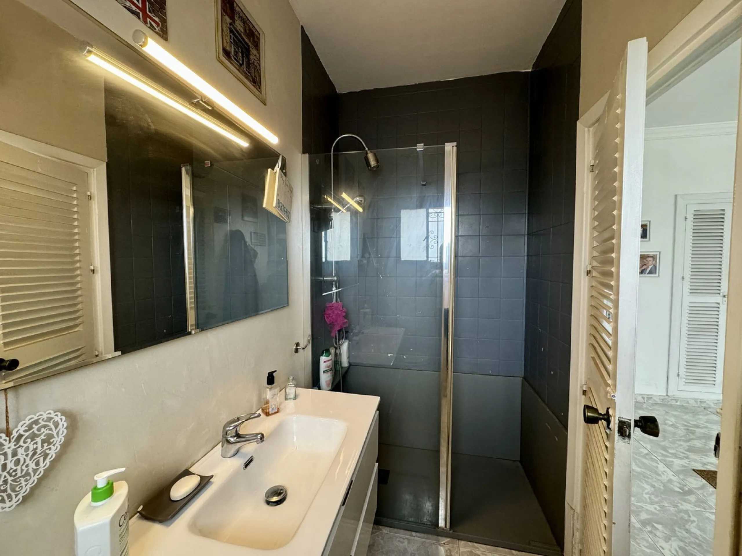Welcome to this detached villa located in the highly sought-after area of Mijas, offering breathtaking views of sea and mountain…an enviable location, and a multitude of desirable features. Situated on a tranquil urbanization, this property spans across t