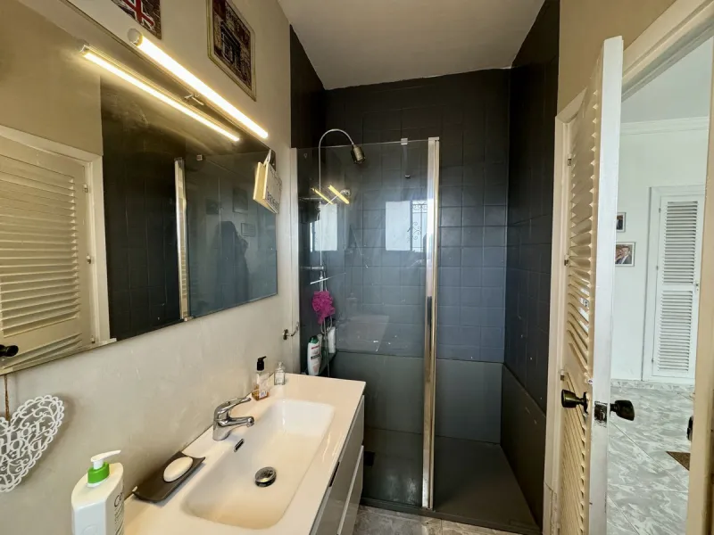Welcome to this detached villa located in the highly sought-after area of Mijas, offering breathtaking views of sea and mountain…an enviable location, and a multitude of desirable features. Situated on a tranquil urbanization, this property spans across t