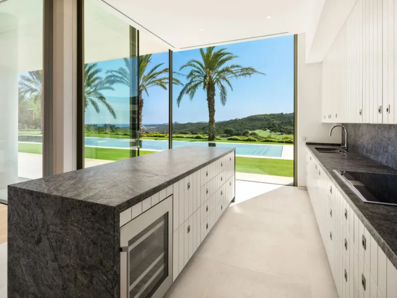 House - Detached Villa в продаже в Casares, Málaga. В доме 5 спален и 7 ванных комнат. Площадь дома 752 м². Площадь участка 2145 м²