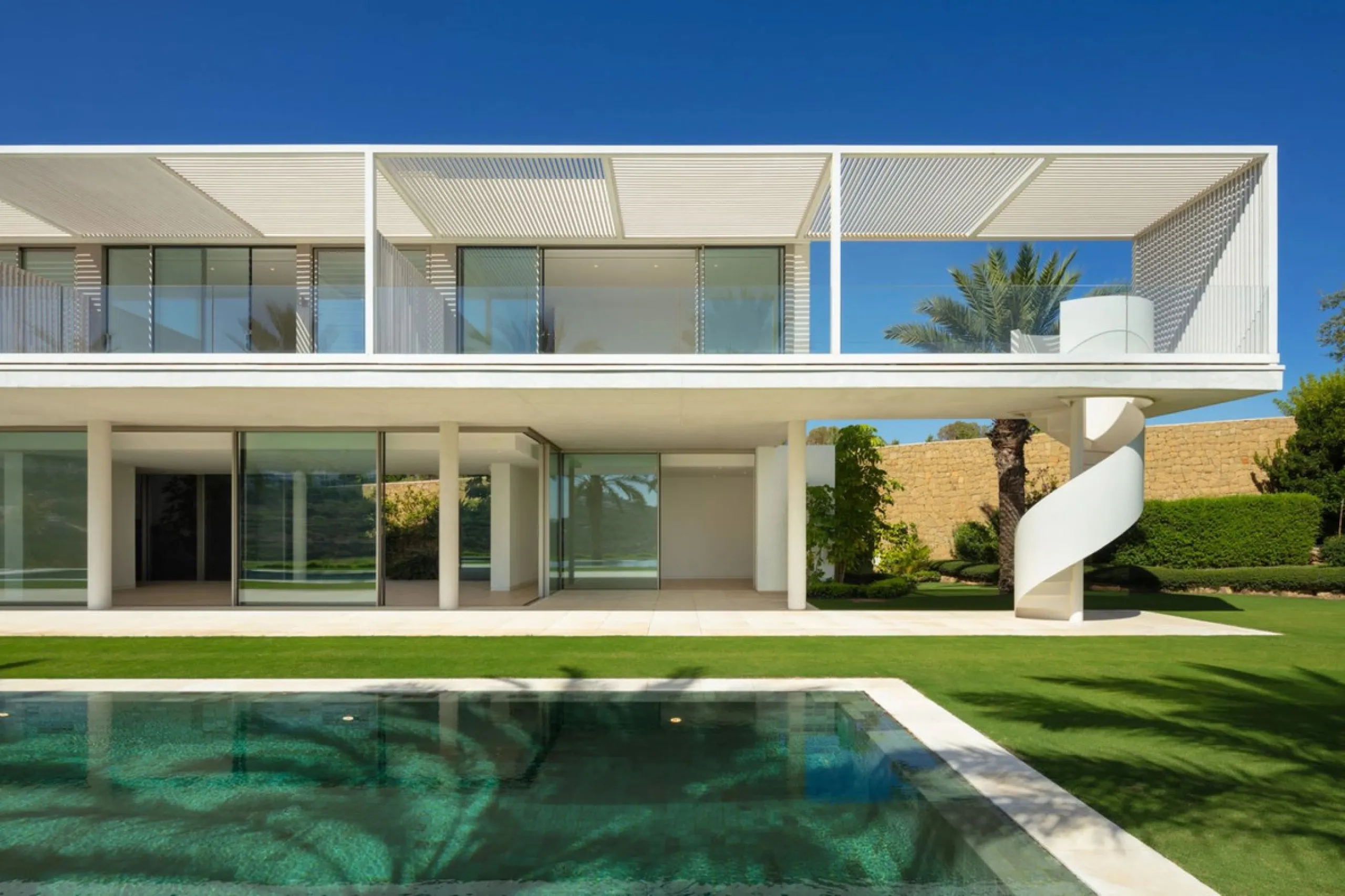 House - Detached Villa в продаже в Casares, Málaga. В доме 5 спален и 7 ванных комнат. Площадь дома 752 м². Площадь участка 2145 м²