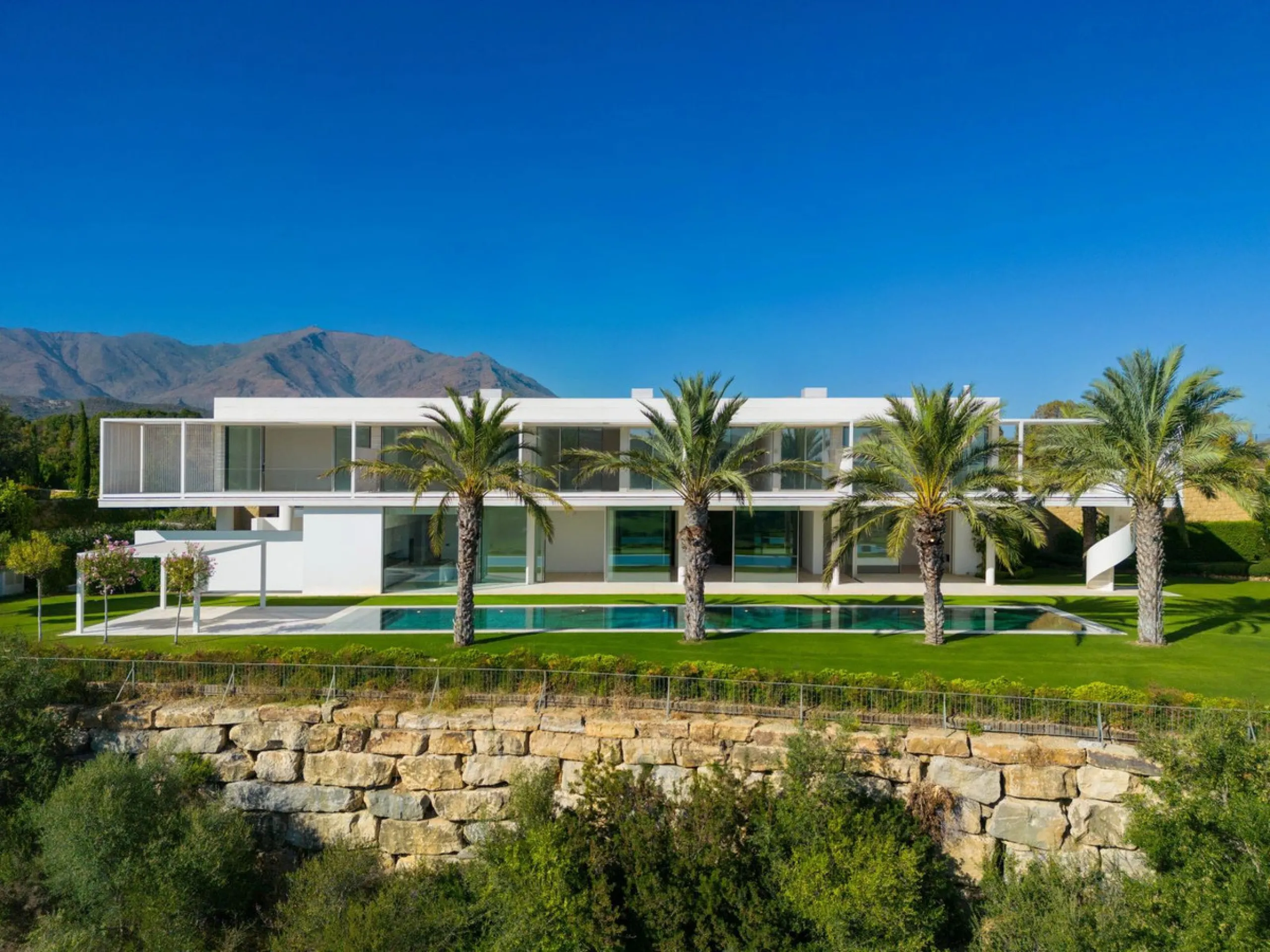 House - Detached Villa в продаже в Casares, Málaga. В доме 5 спален и 7 ванных комнат. Площадь дома 752 м². Площадь участка 2145 м²