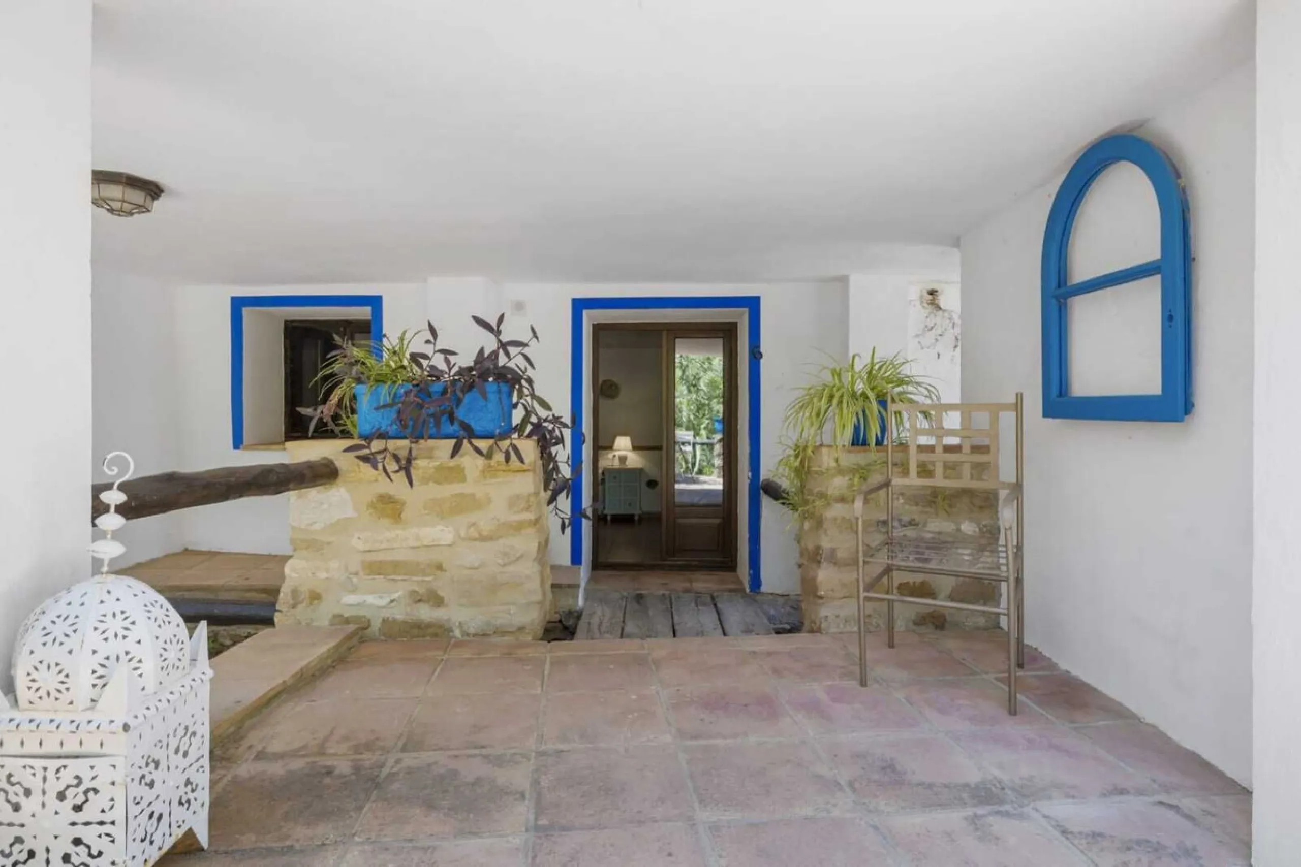 Set in an exceptional natural environment beside the Guadiaro River and at the entrance of the majestic Los Alcornocales Natural Park, this Signature Boutique Hotel & Restaurant represents a rare opportunity for investors seeking a unique hospitality asse