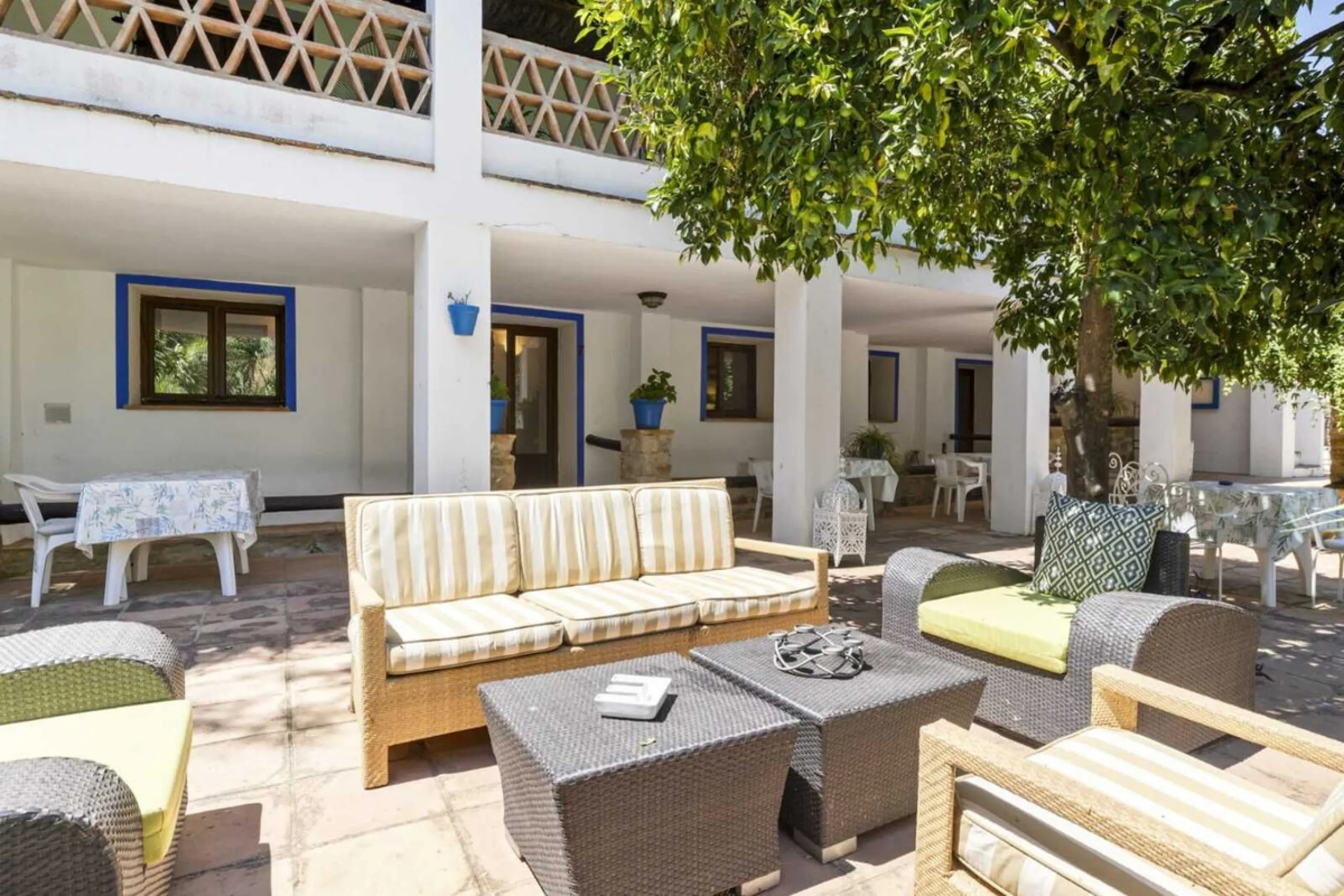 Set in an exceptional natural environment beside the Guadiaro River and at the entrance of the majestic Los Alcornocales Natural Park, this Signature Boutique Hotel & Restaurant represents a rare opportunity for investors seeking a unique hospitality asse