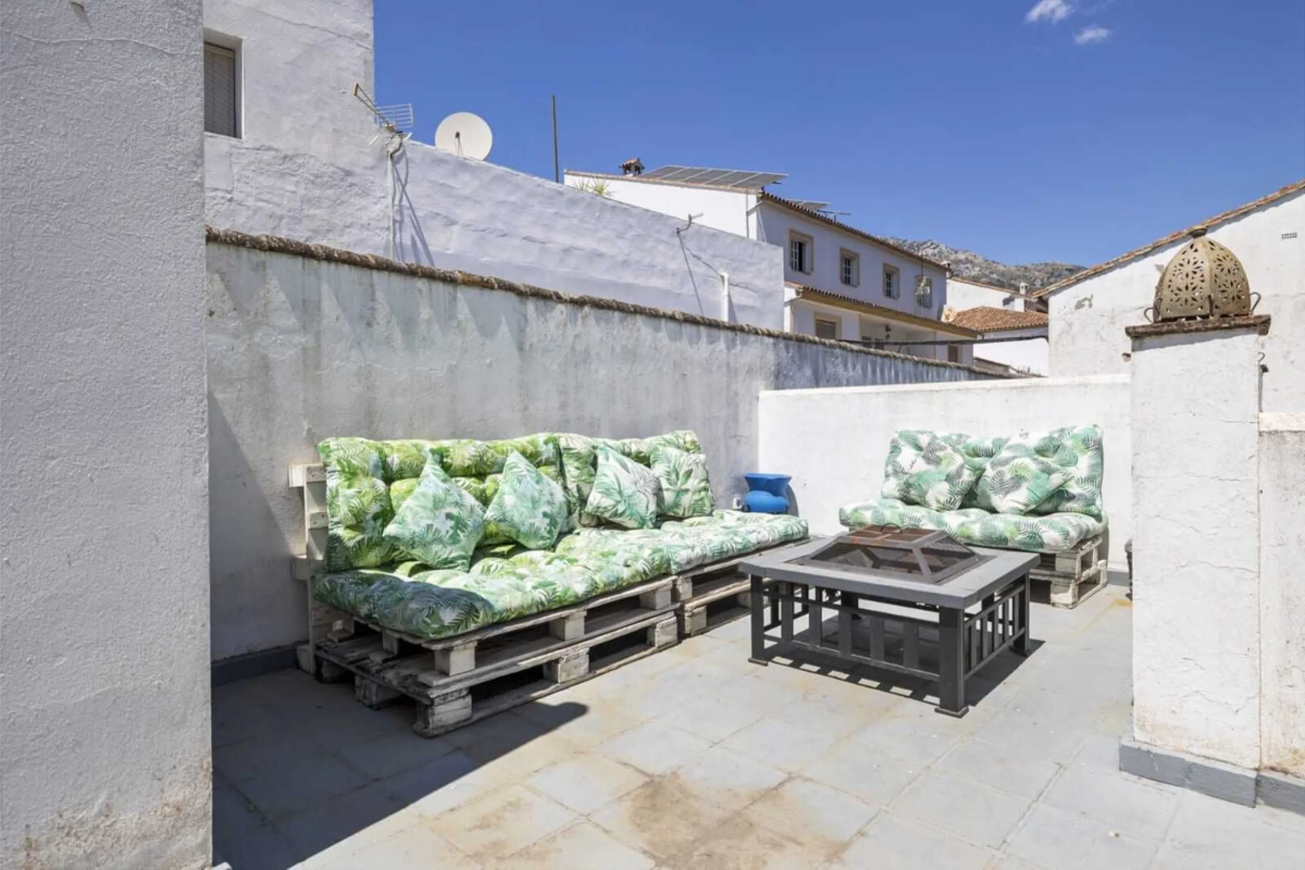 Set in an exceptional natural environment beside the Guadiaro River and at the entrance of the majestic Los Alcornocales Natural Park, this Signature Boutique Hotel & Restaurant represents a rare opportunity for investors seeking a unique hospitality asse
