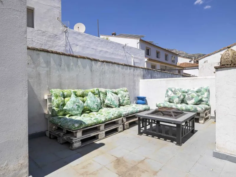 Set in an exceptional natural environment beside the Guadiaro River and at the entrance of the majestic Los Alcornocales Natural Park, this Signature Boutique Hotel & Restaurant represents a rare opportunity for investors seeking a unique hospitality asse