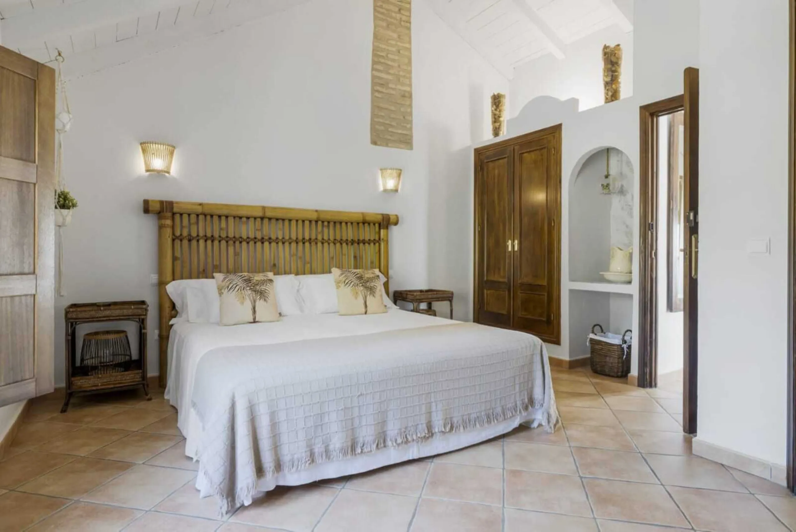 Set in an exceptional natural environment beside the Guadiaro River and at the entrance of the majestic Los Alcornocales Natural Park, this Signature Boutique Hotel & Restaurant represents a rare opportunity for investors seeking a unique hospitality asse