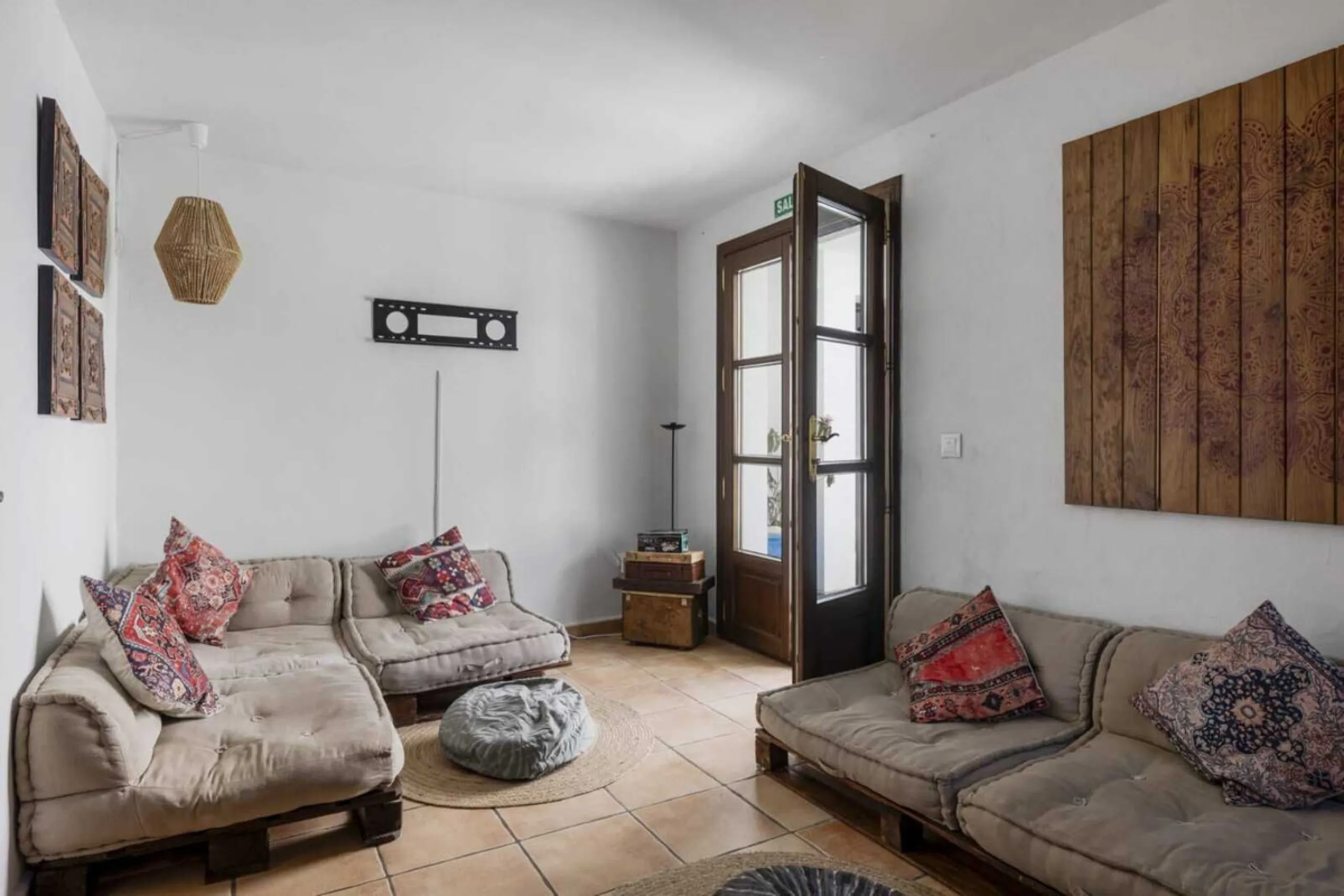 Set in an exceptional natural environment beside the Guadiaro River and at the entrance of the majestic Los Alcornocales Natural Park, this Signature Boutique Hotel & Restaurant represents a rare opportunity for investors seeking a unique hospitality asse