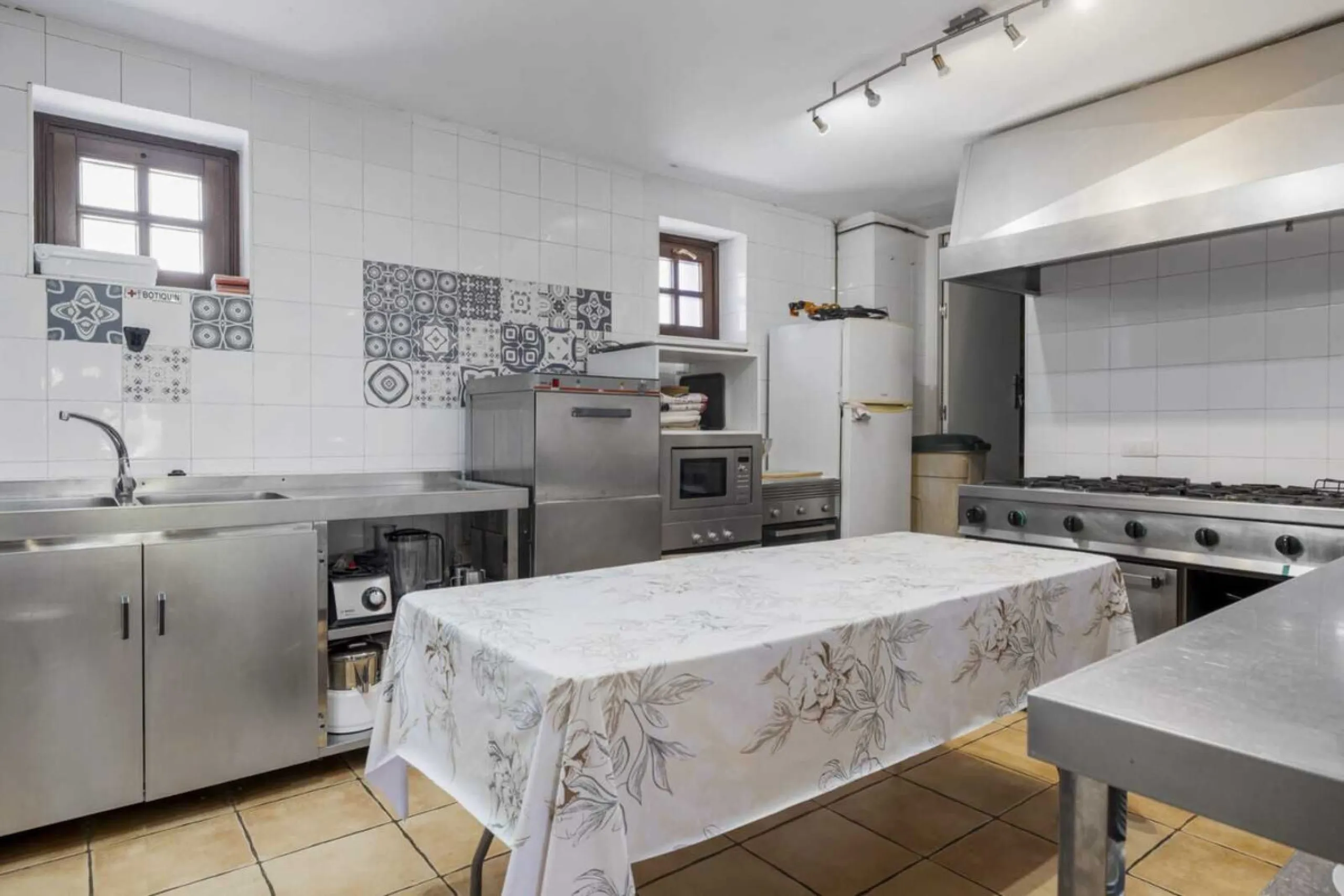 Set in an exceptional natural environment beside the Guadiaro River and at the entrance of the majestic Los Alcornocales Natural Park, this Signature Boutique Hotel & Restaurant represents a rare opportunity for investors seeking a unique hospitality asse
