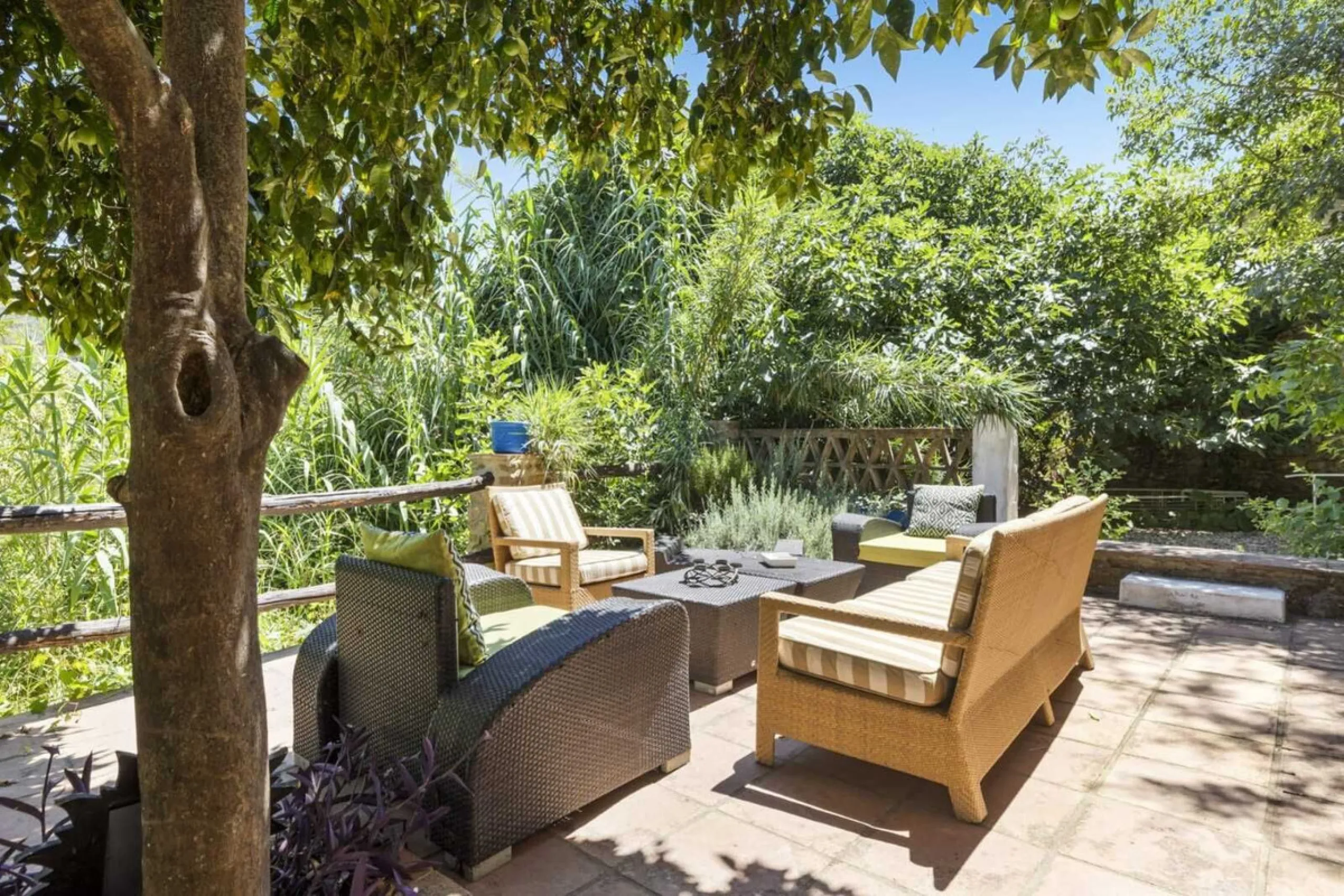 Set in an exceptional natural environment beside the Guadiaro River and at the entrance of the majestic Los Alcornocales Natural Park, this Signature Boutique Hotel & Restaurant represents a rare opportunity for investors seeking a unique hospitality asse