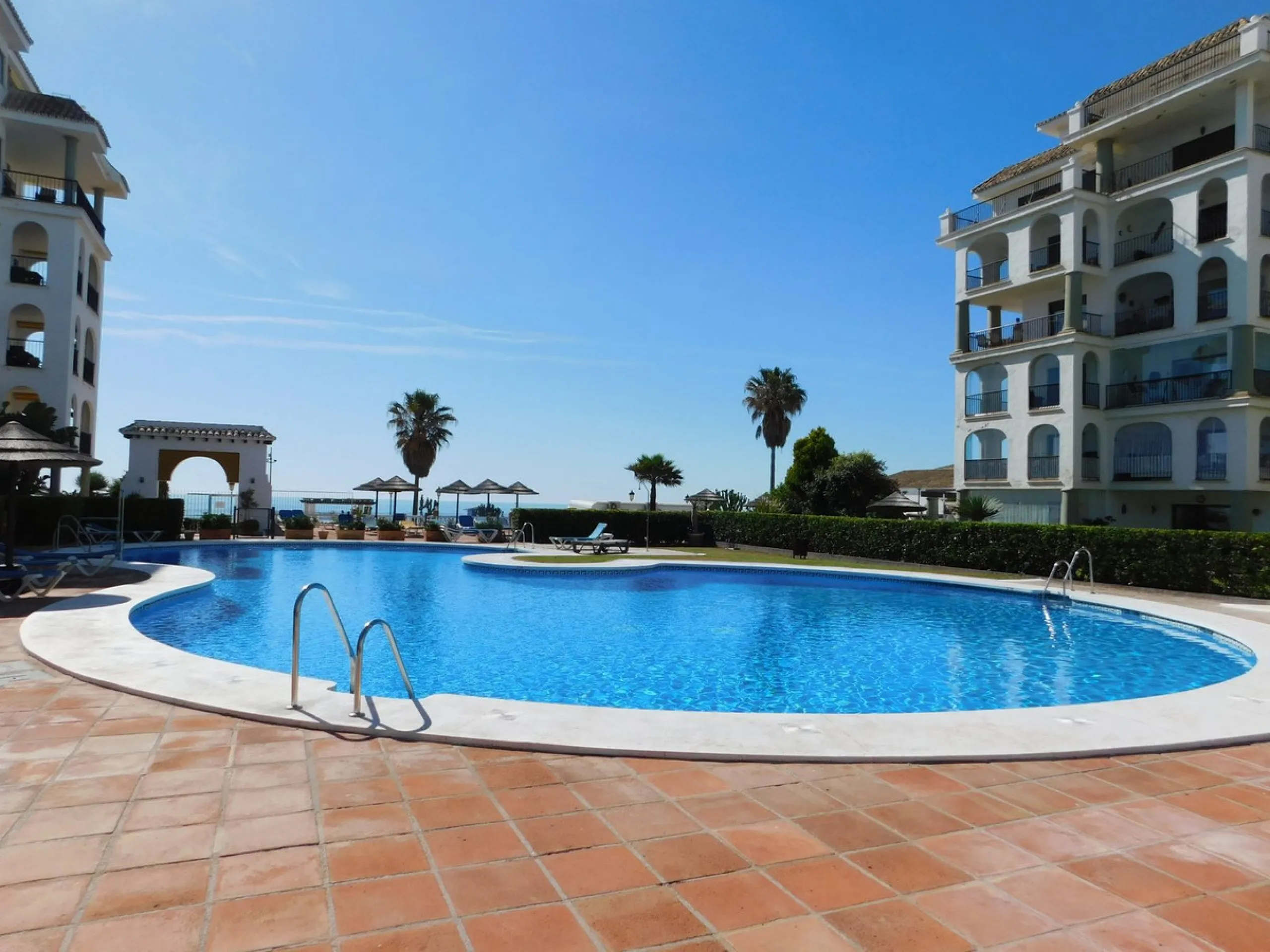 A charming garden apartment on a fantastic community with direct access to Duquesa Marina and the beautiful sandy beach.