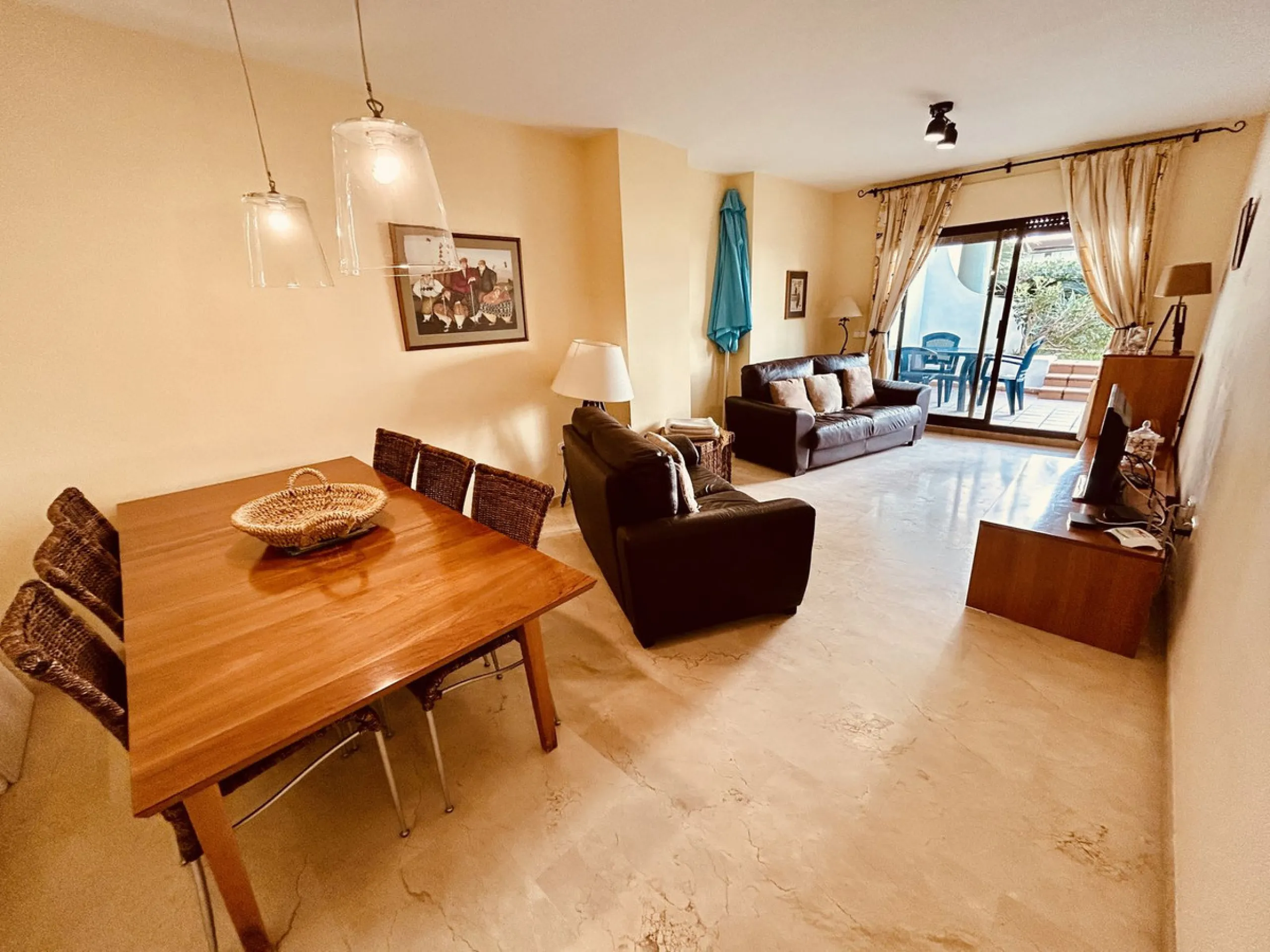 A charming garden apartment on a fantastic community with direct access to Duquesa Marina and the beautiful sandy beach.